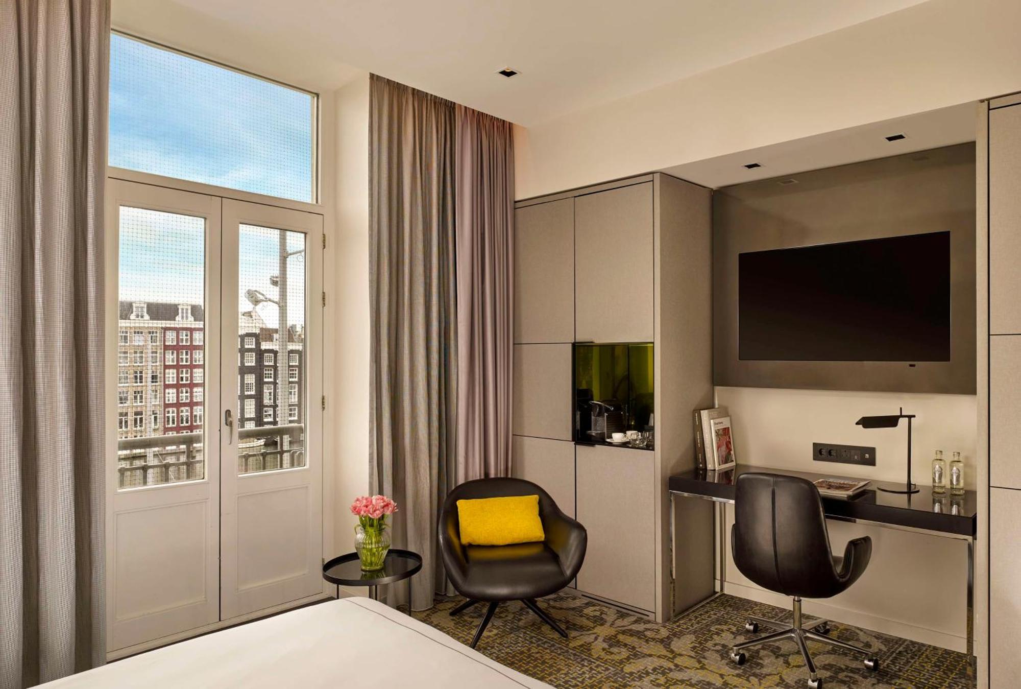 Superior King Room Canal View