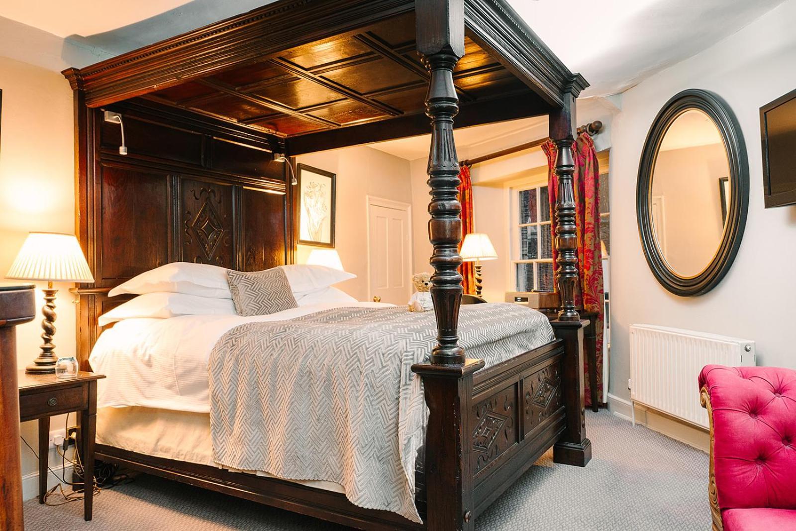 Double Room Four-Poster Bed