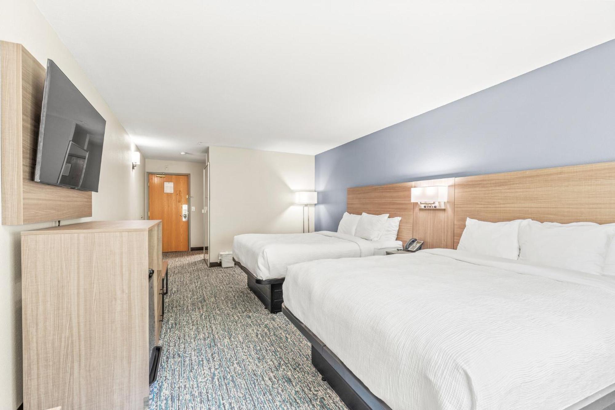 Queen Room Two Queen Beds River View Non-Smoking
