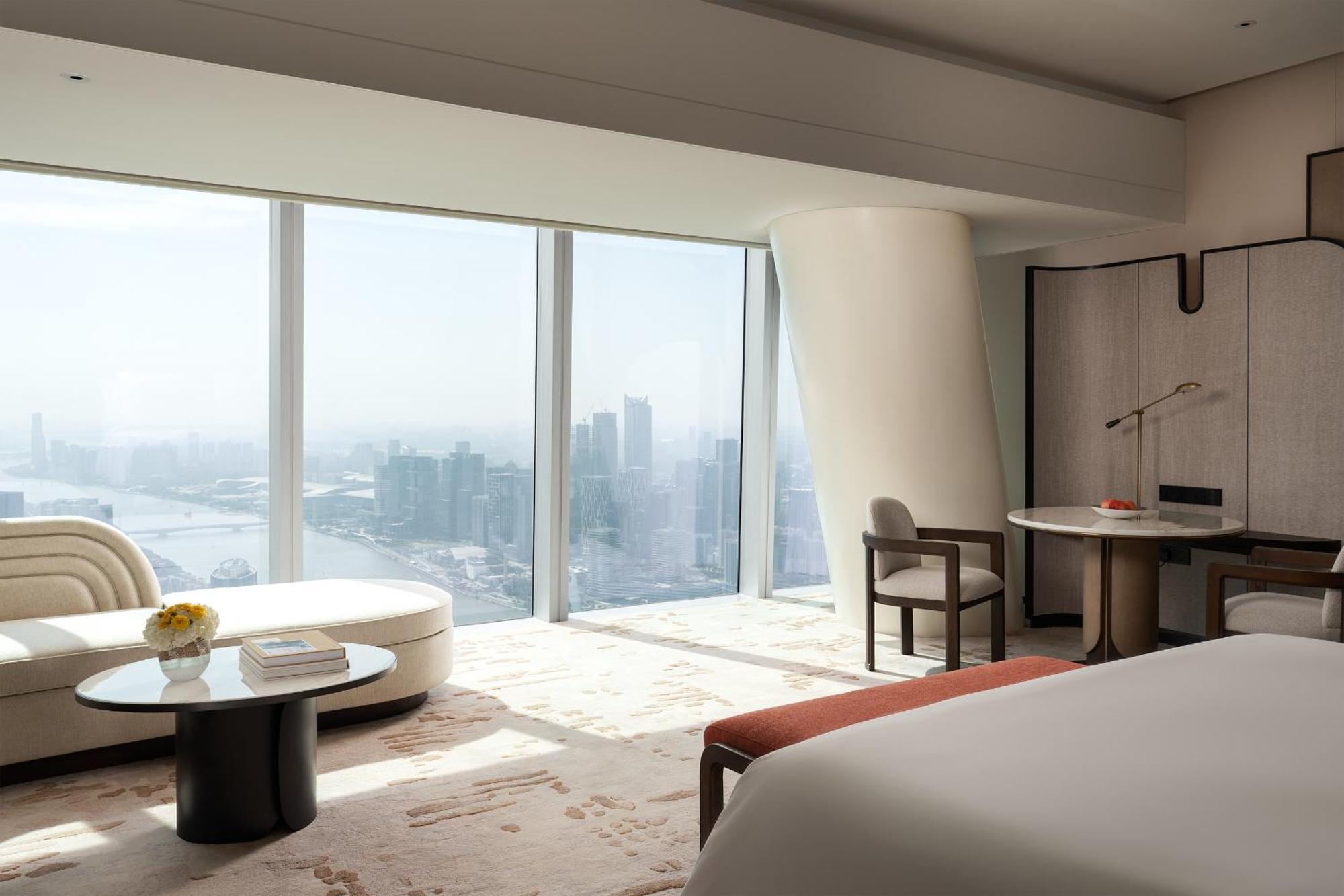Kamer met kingsize bed en uitzicht op de Pearl River