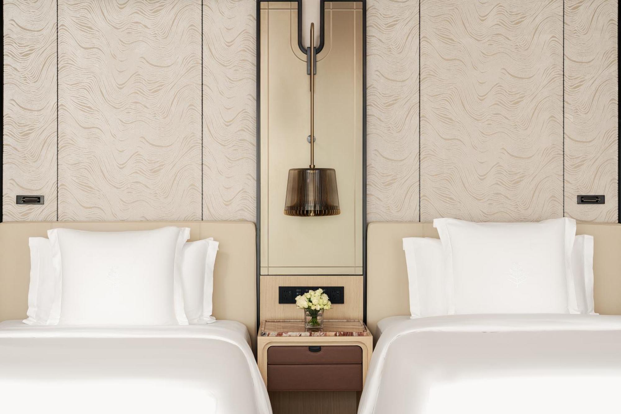 Kamer met 2 tweepersoonsbedden en uitzicht op de Pearl River