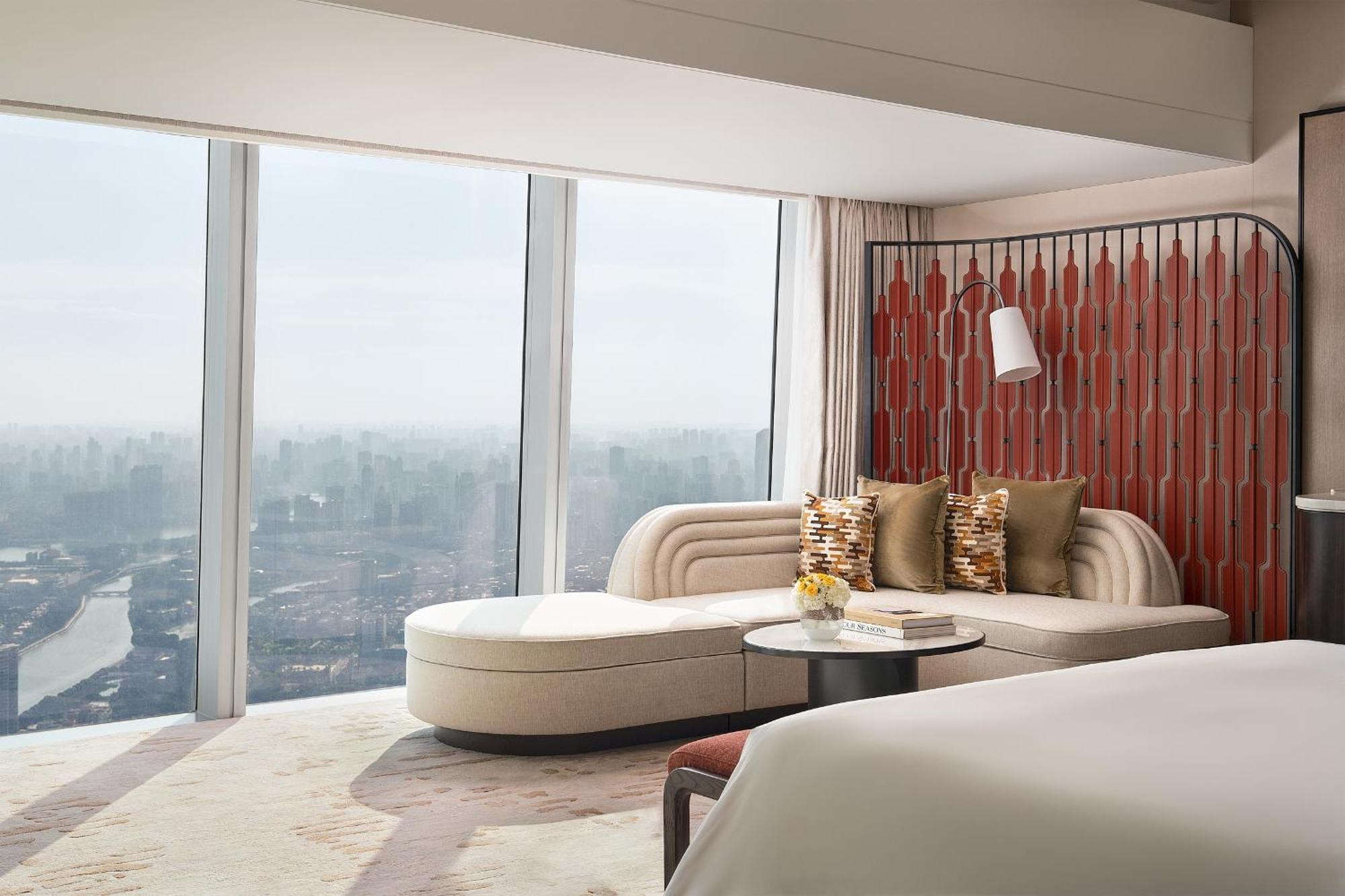Kamer met kingsize bed, bad aan het raam en uitzicht op de Pearl River