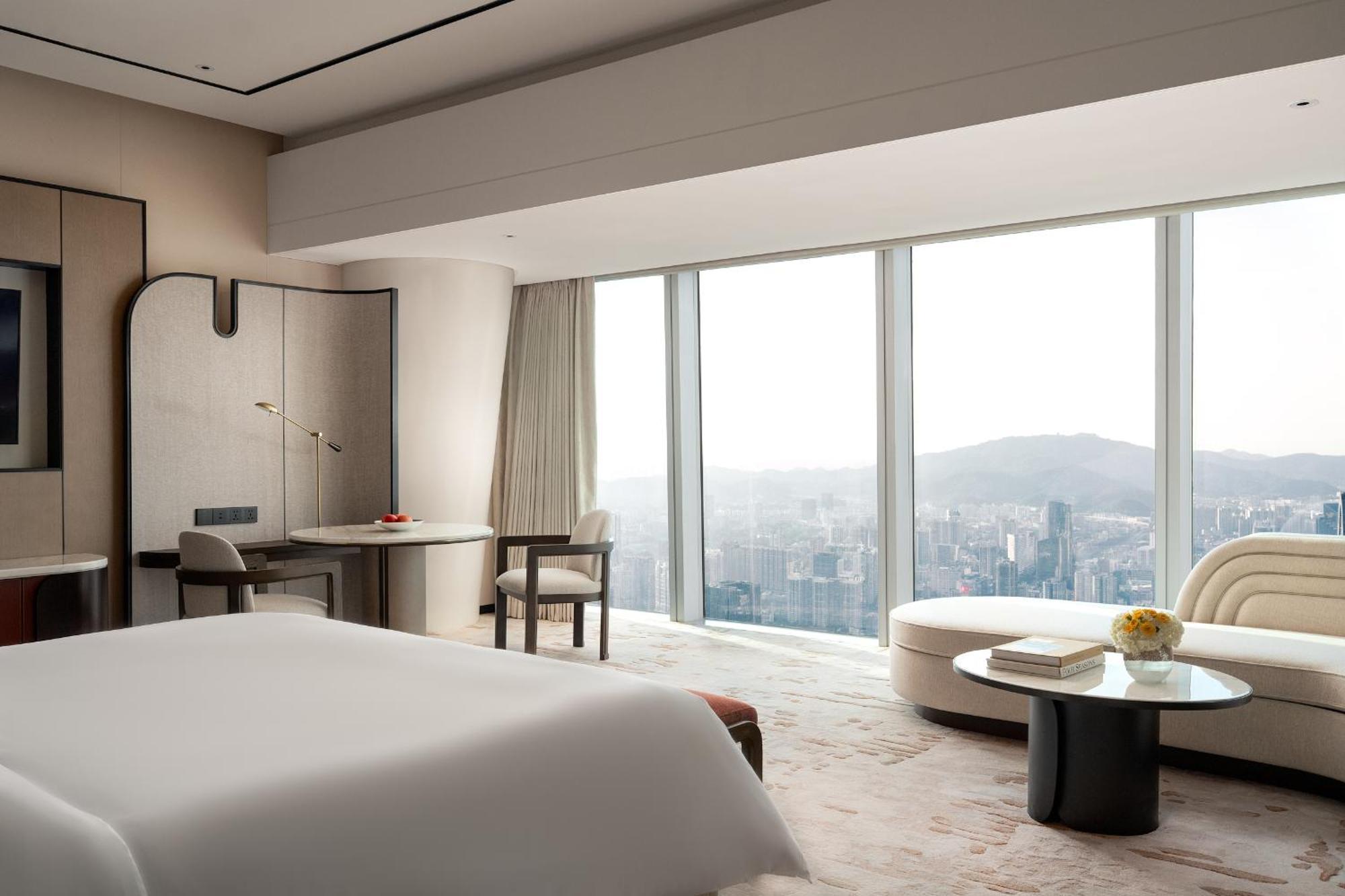 Skyline City View Room Windowside Bathtub King