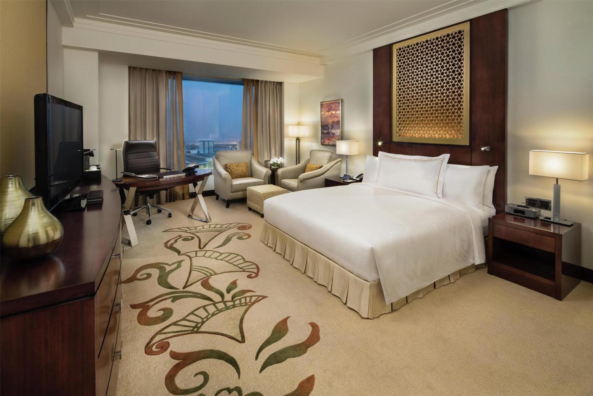 Deluxe King Room with Skyline View,1697998691:JPEG