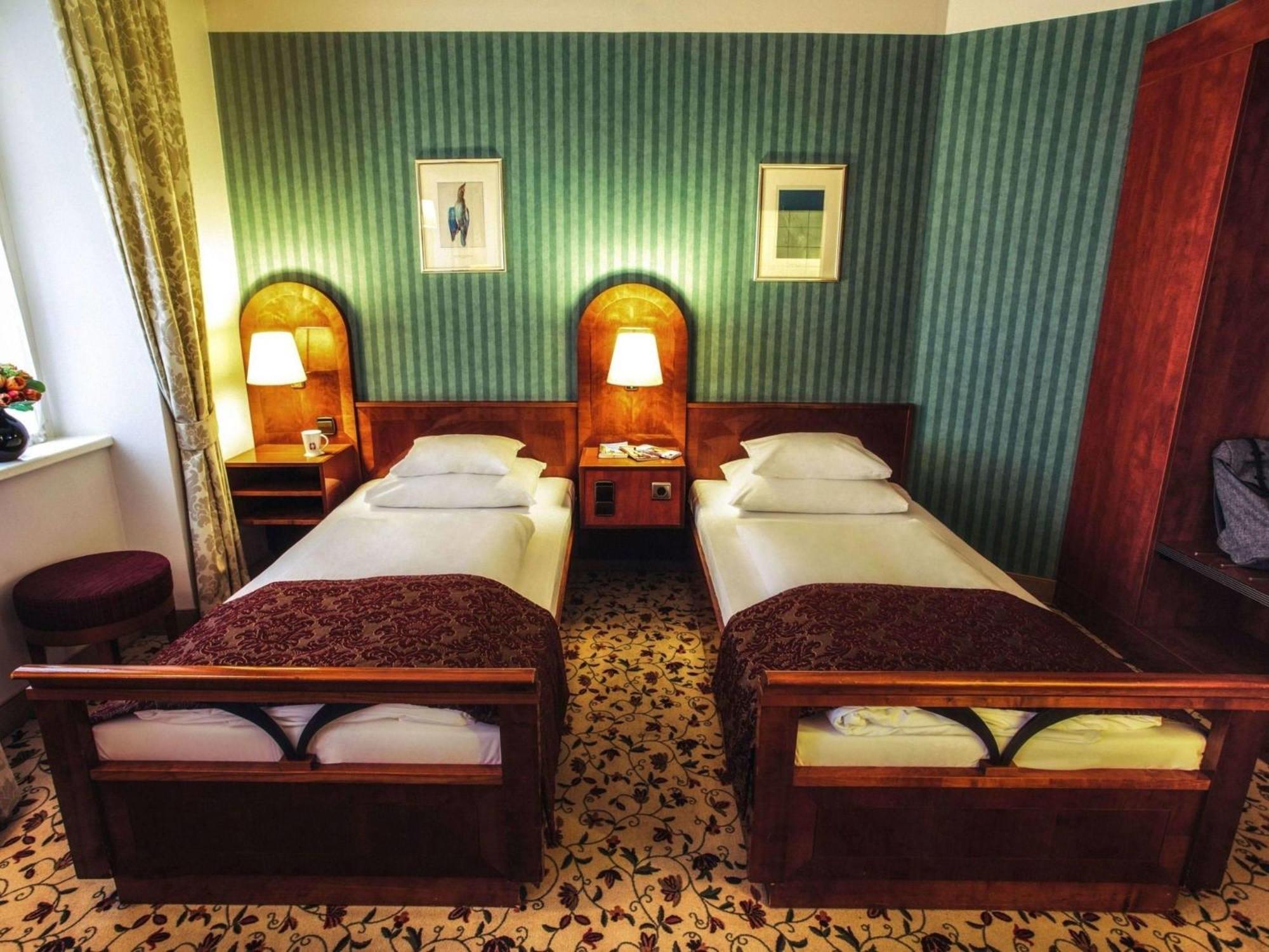 Quarto Clássico com 2 Camas de Solteiro