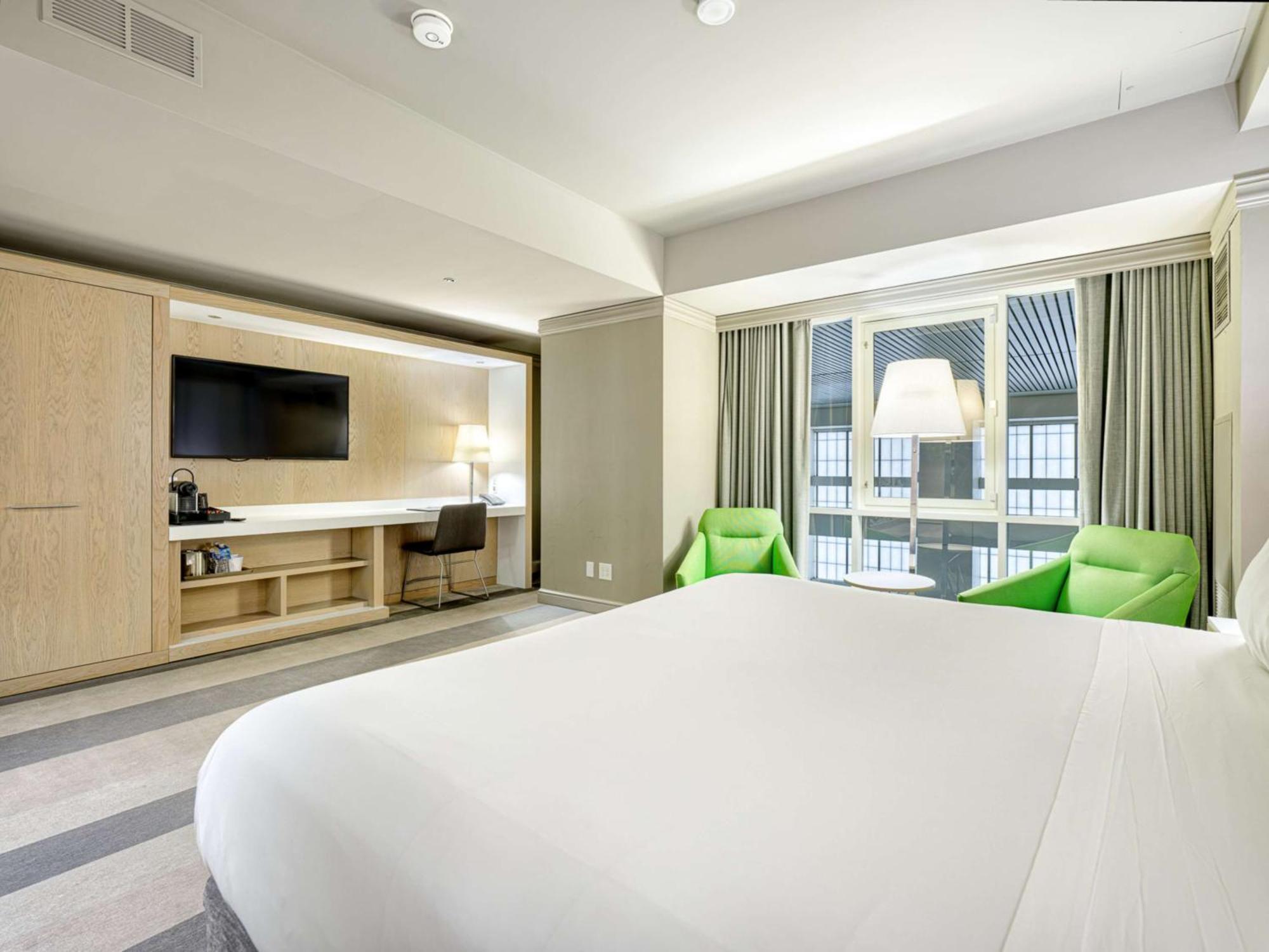 Deluxe King Room Atrium View