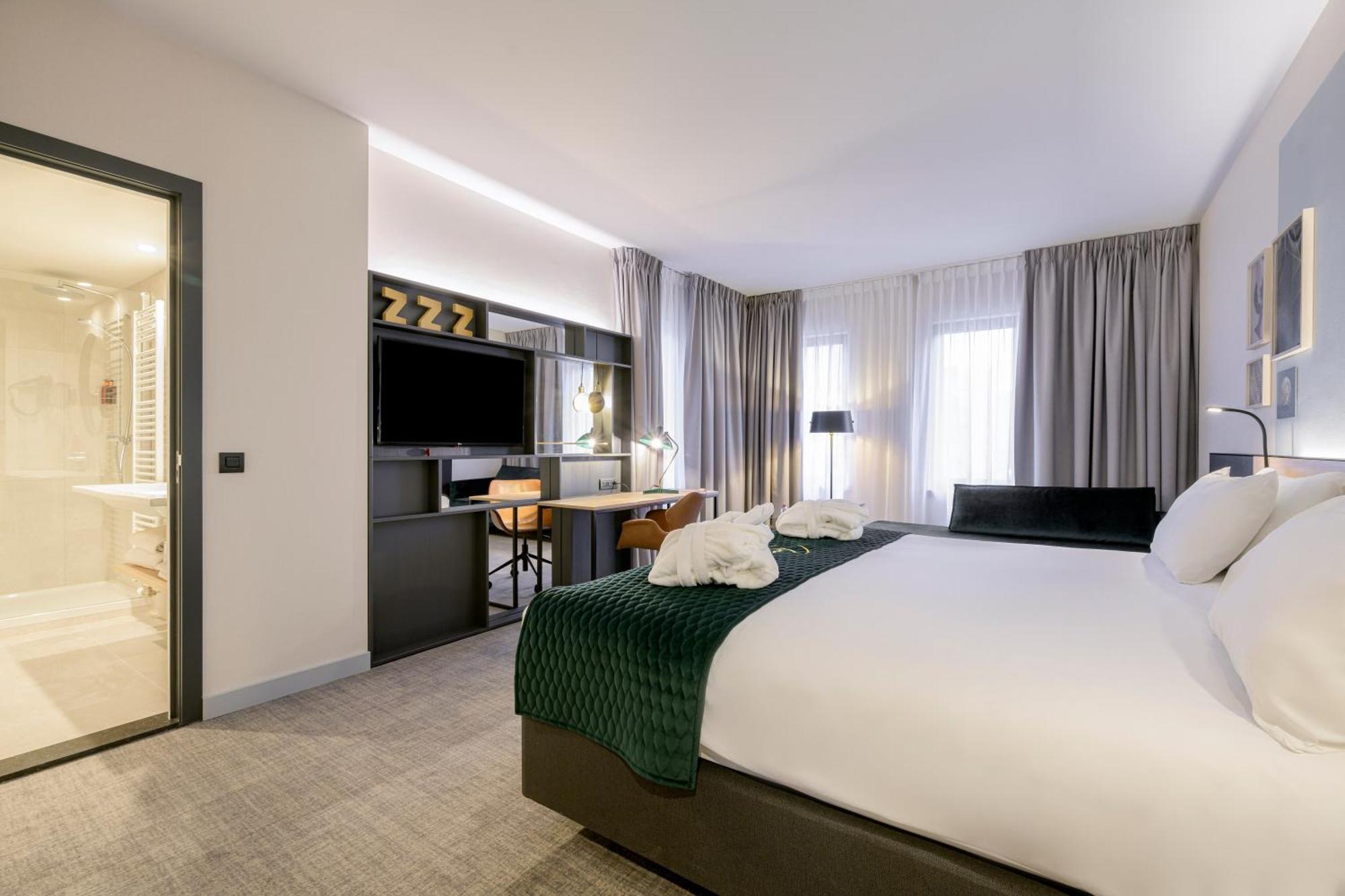 Standard King Room - Mid Floor,1458105616:JPEG
