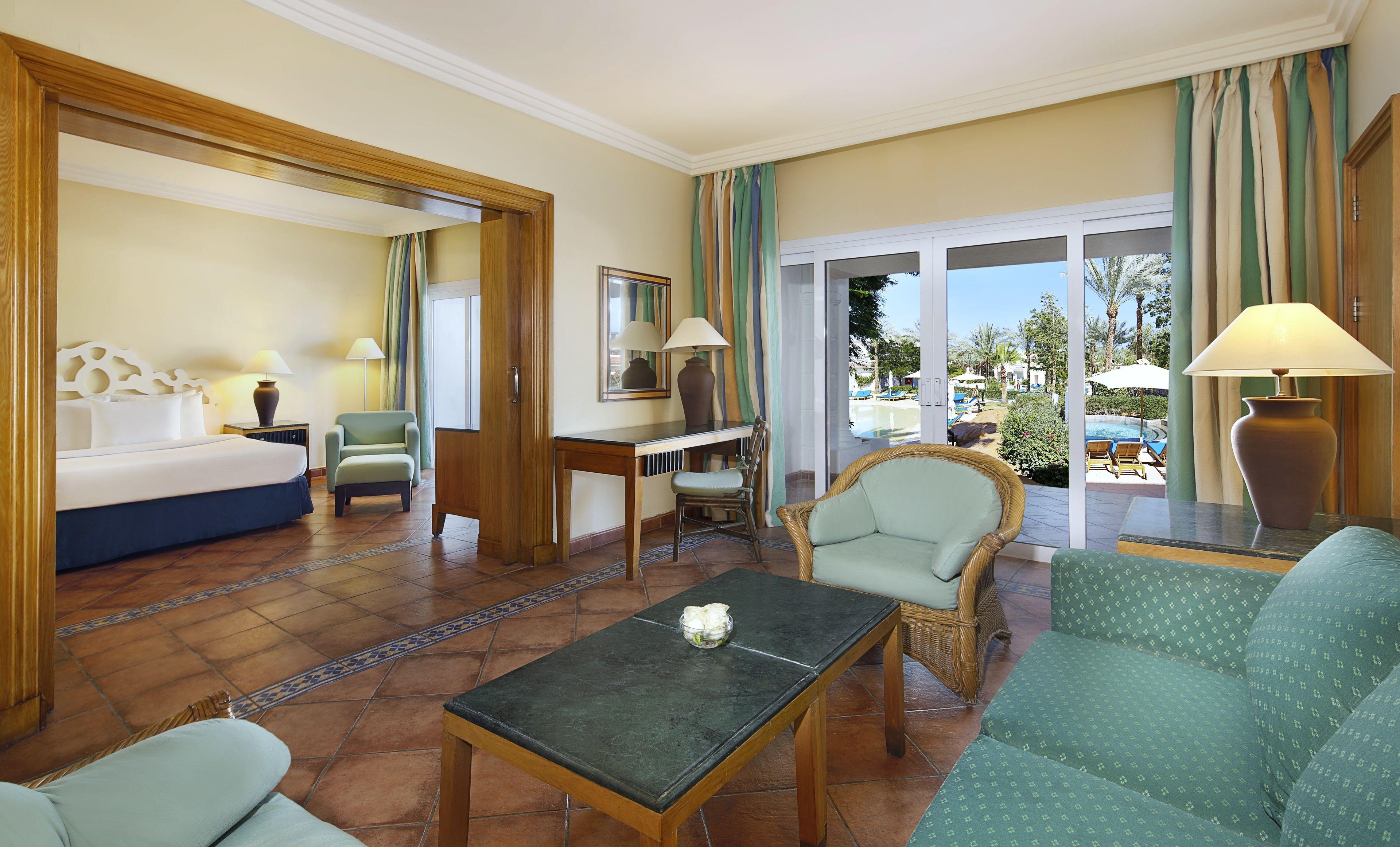Junior Queen Suite