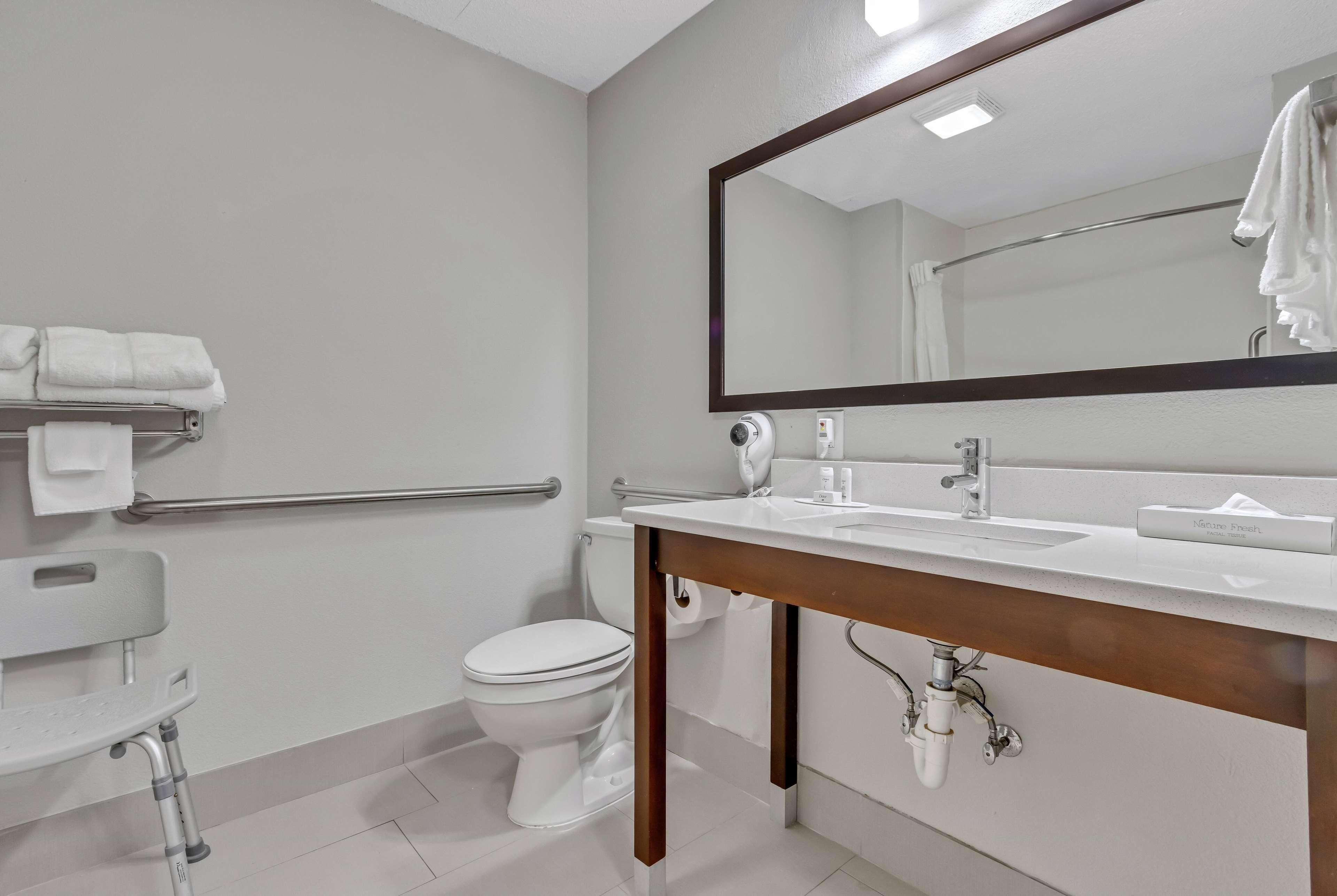 King Room Accessible Mobility Access Non-Smoking Ground Floor
