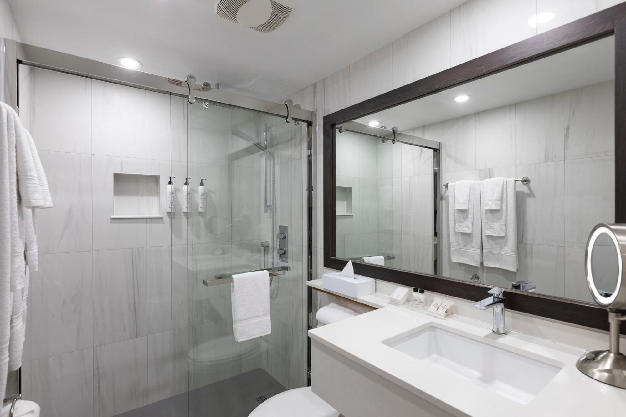 King Corner Room