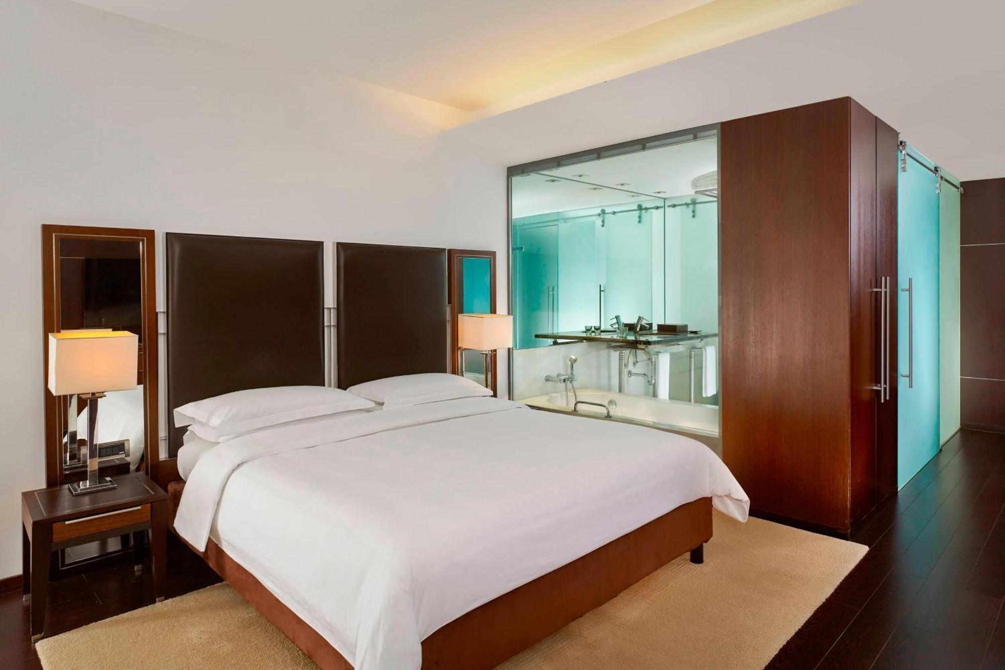 Premium Deluxe Guest room 1 Queen Mid floor,1516453090:JPEG