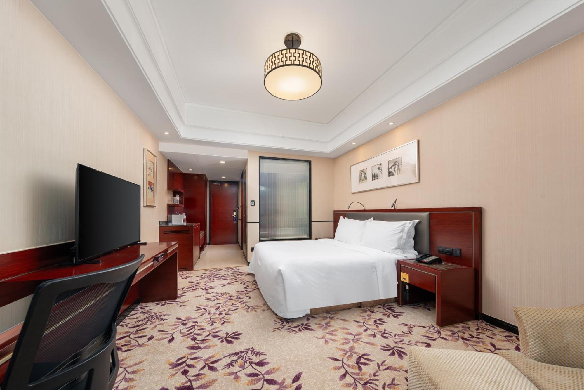Deluxe Queen Room