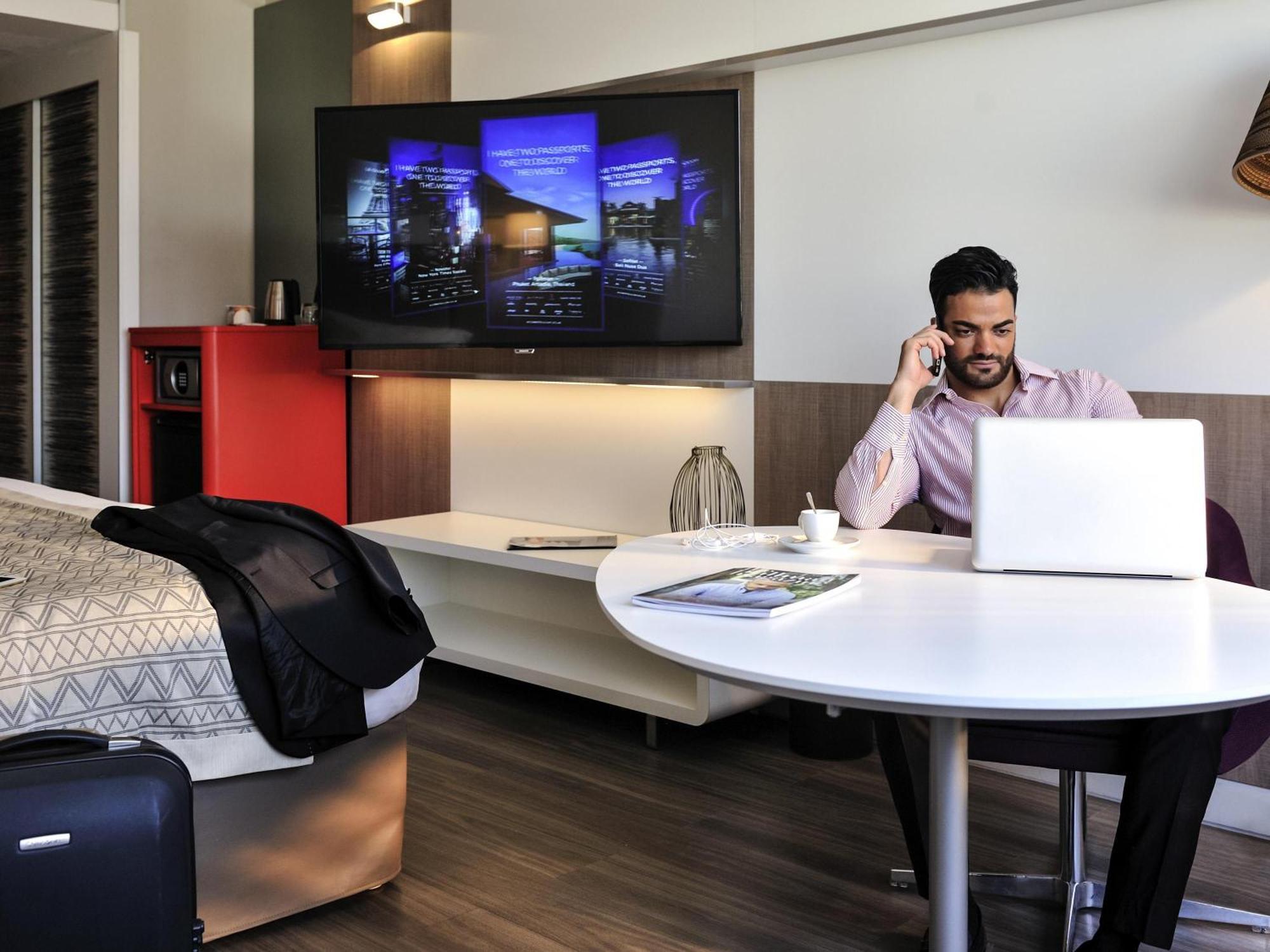 Superior King Room with City View