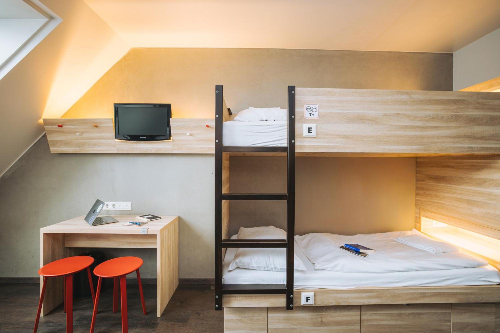 6 Bed Room