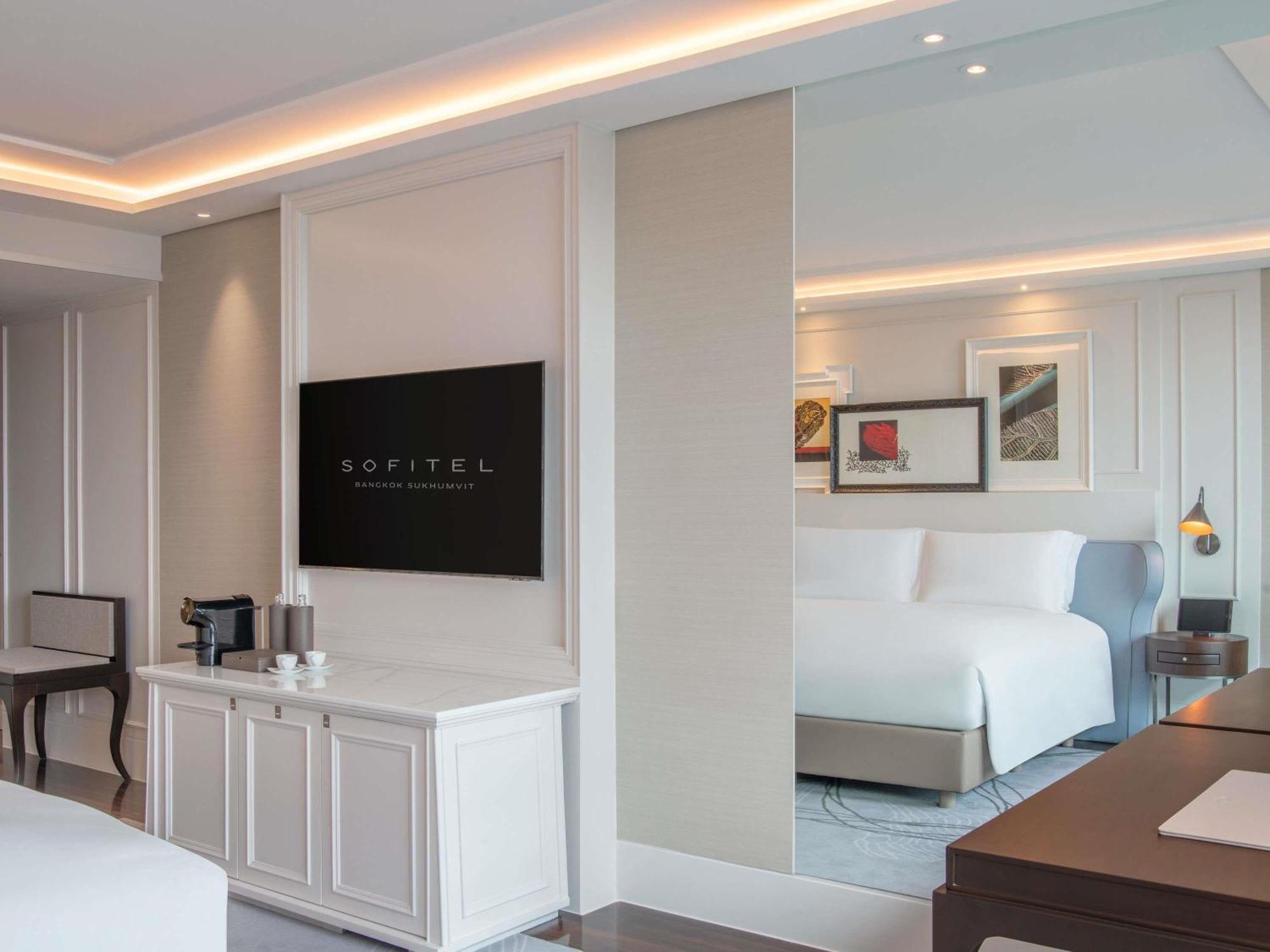 Magnifique Room 1 King Size Bed,1717059805:JPEG