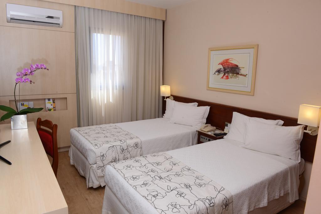 Quarto com 2 Camas de Solteiro