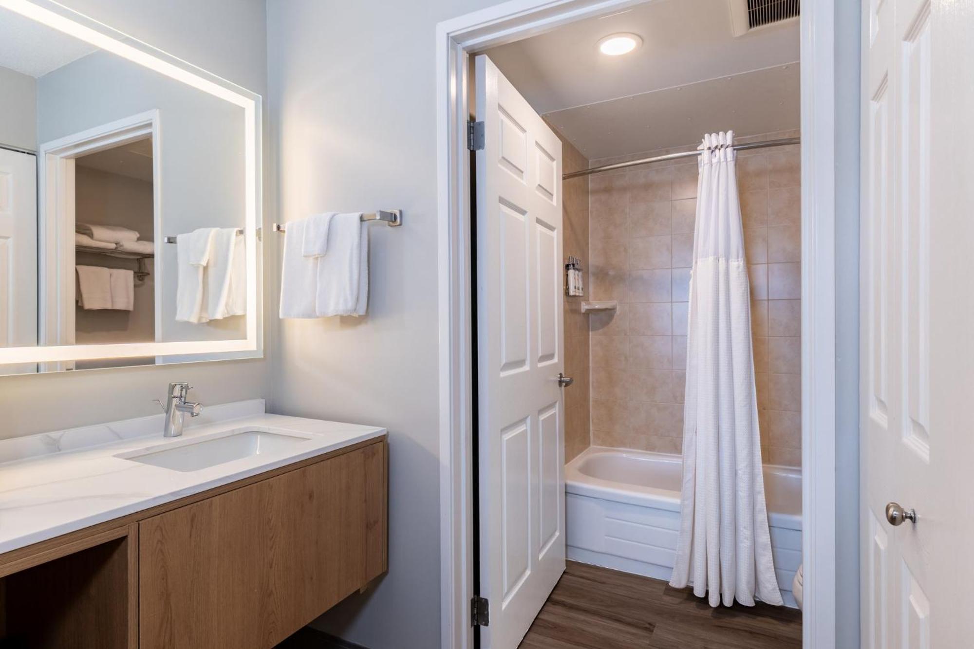 One-Bedroom Suite with Two King Beds and Kitchen
