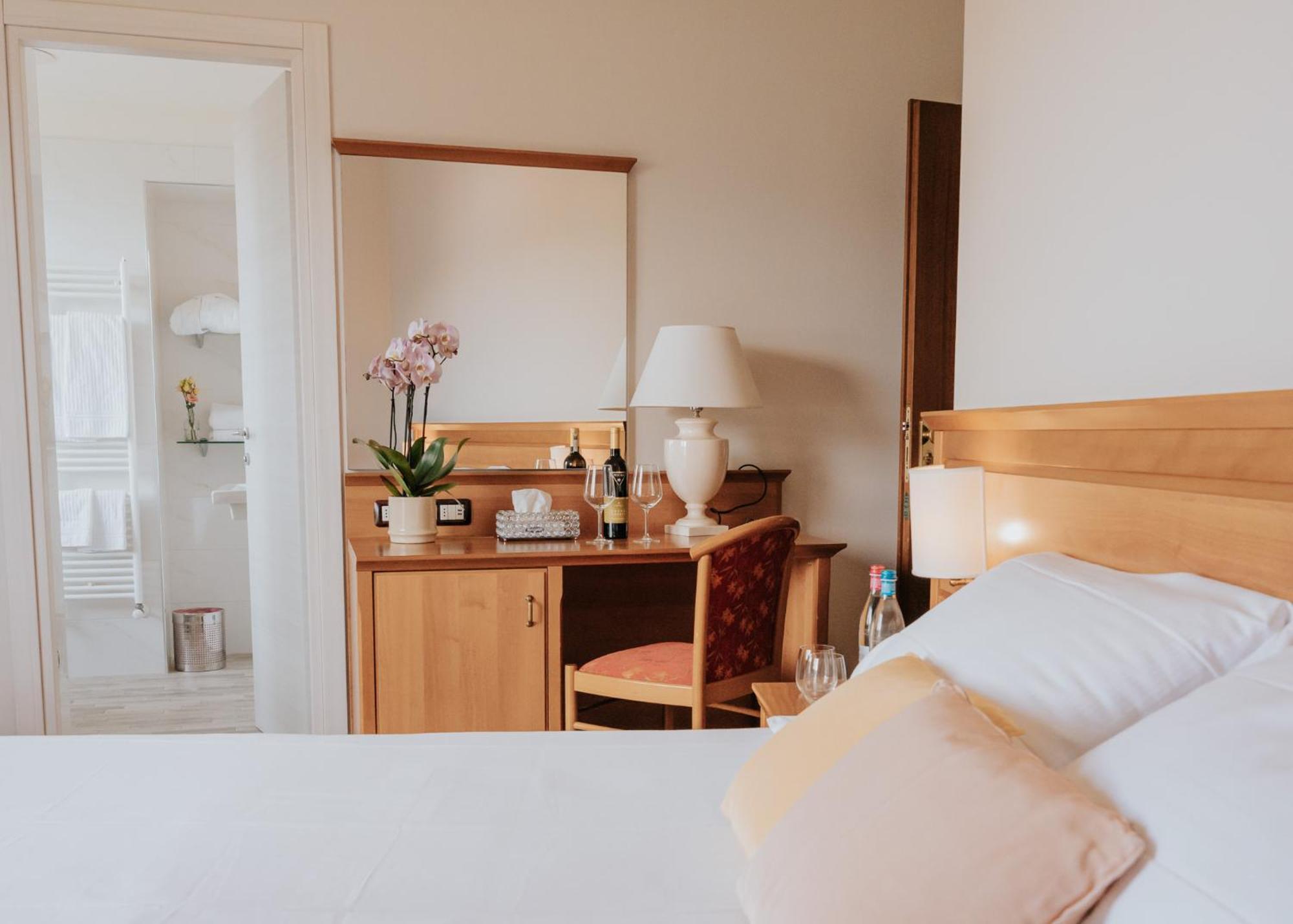 Deluxe Double or Twin Room Lake View