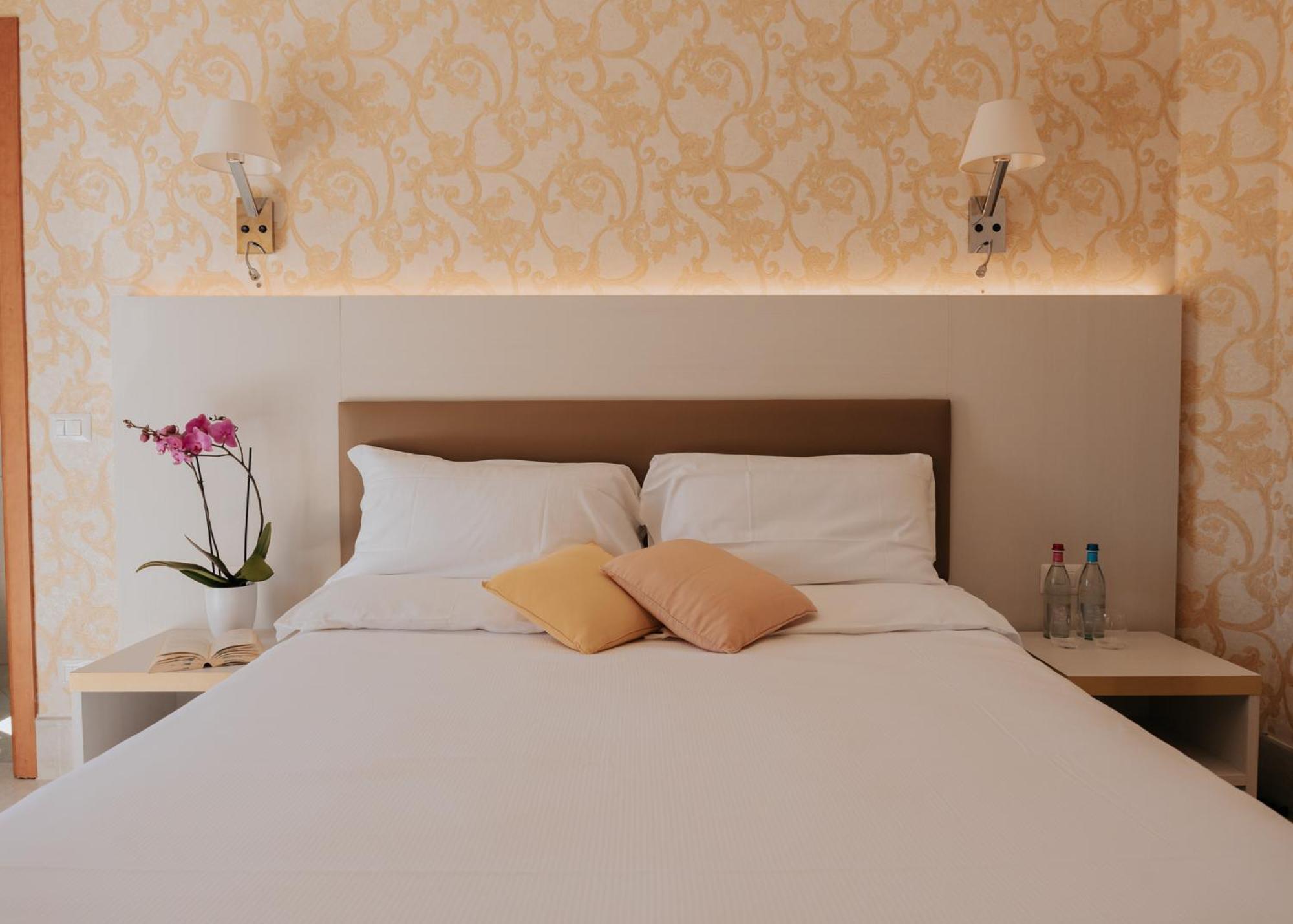 Deluxe Double or Twin Room Lake View