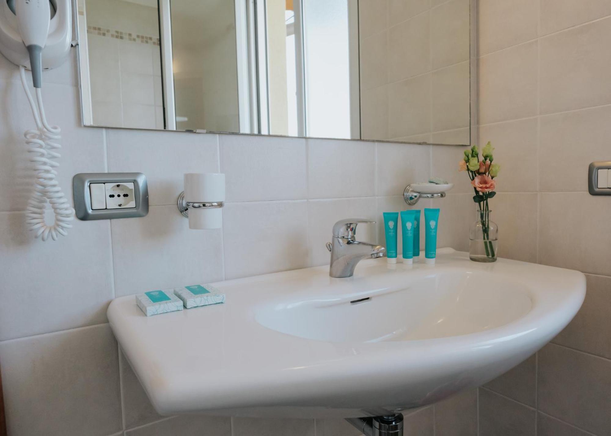Deluxe Double or Twin Room Lake View