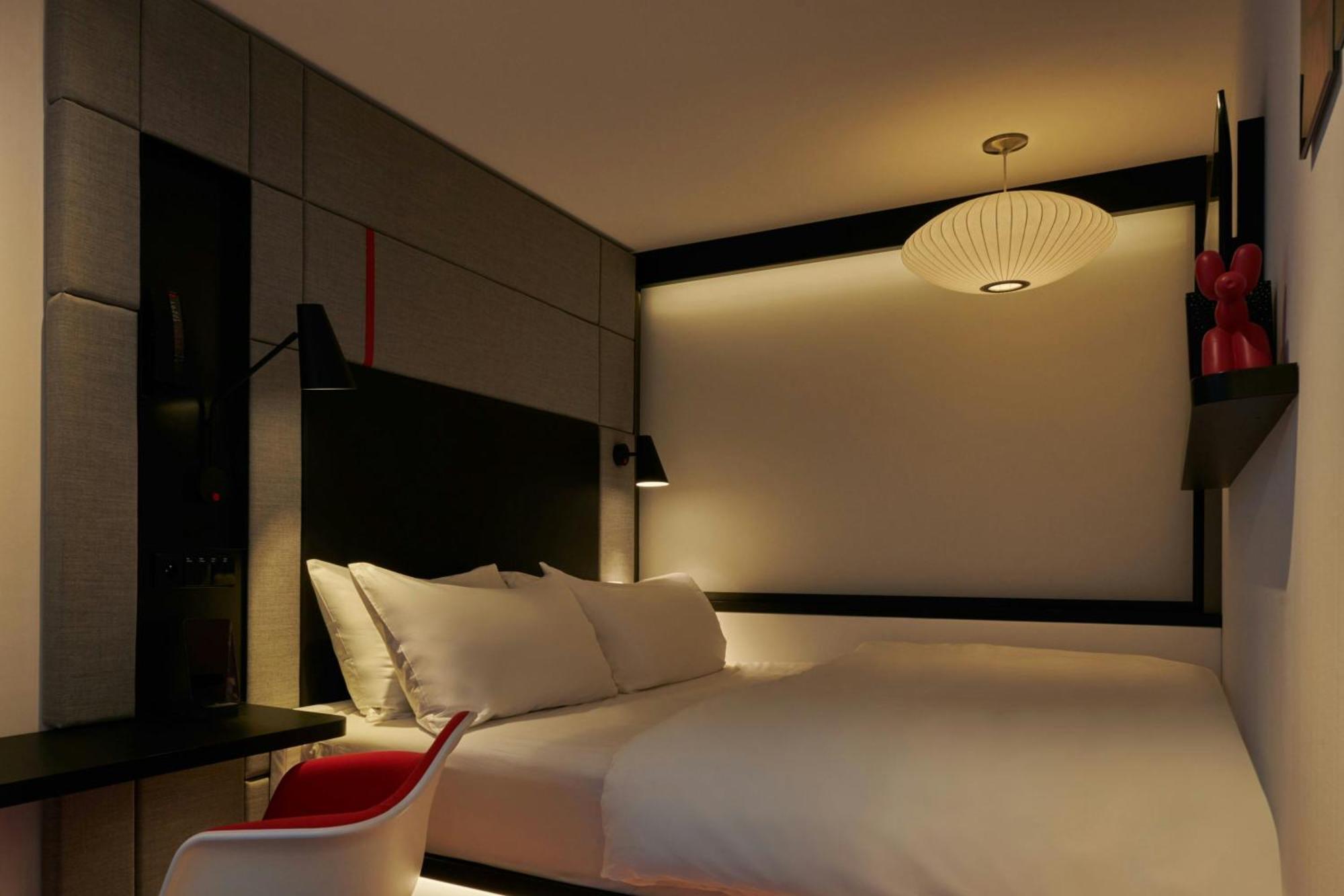 Habitación con cama extragrande.