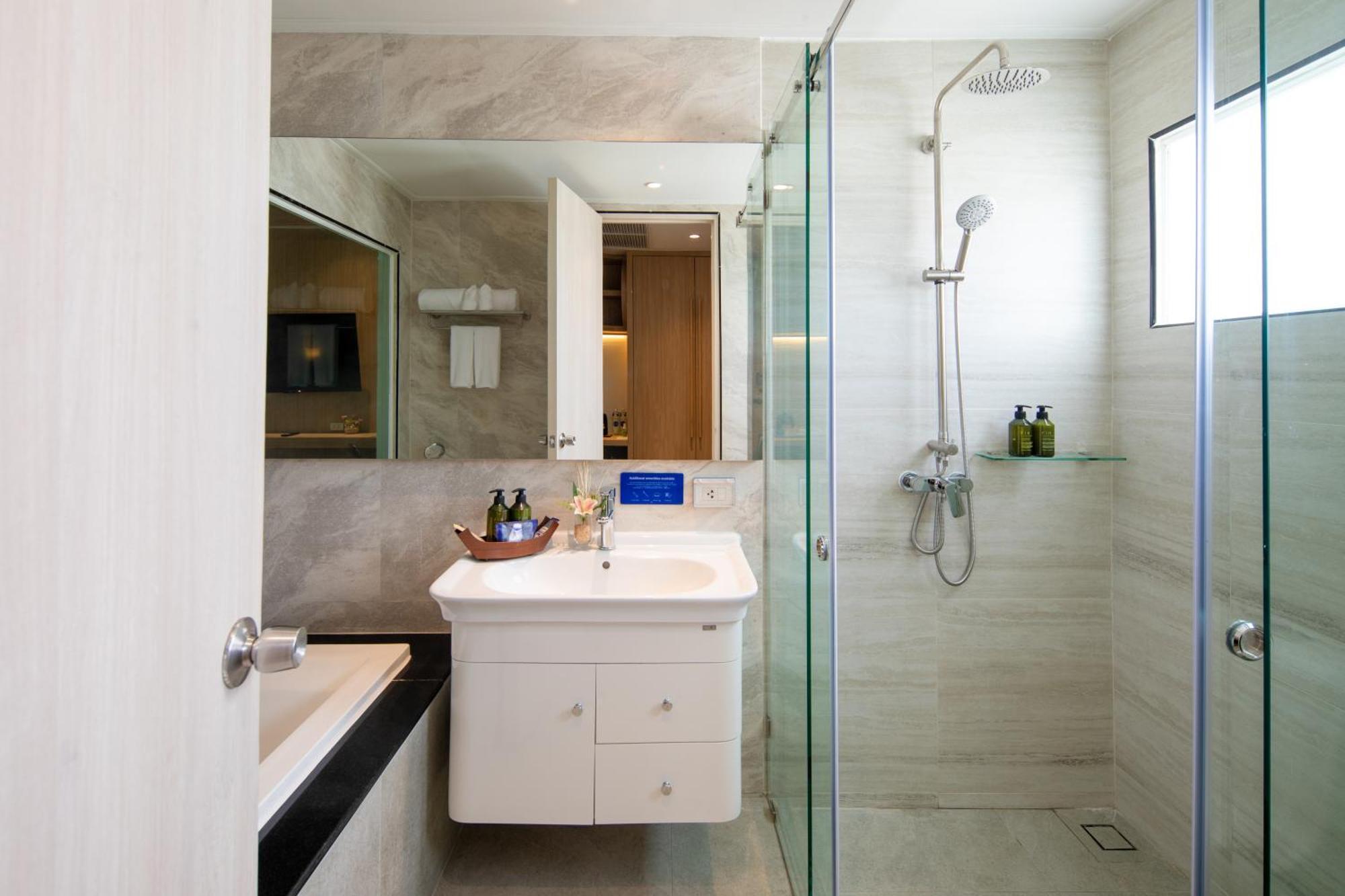 Deluxe Signature Pool Access
