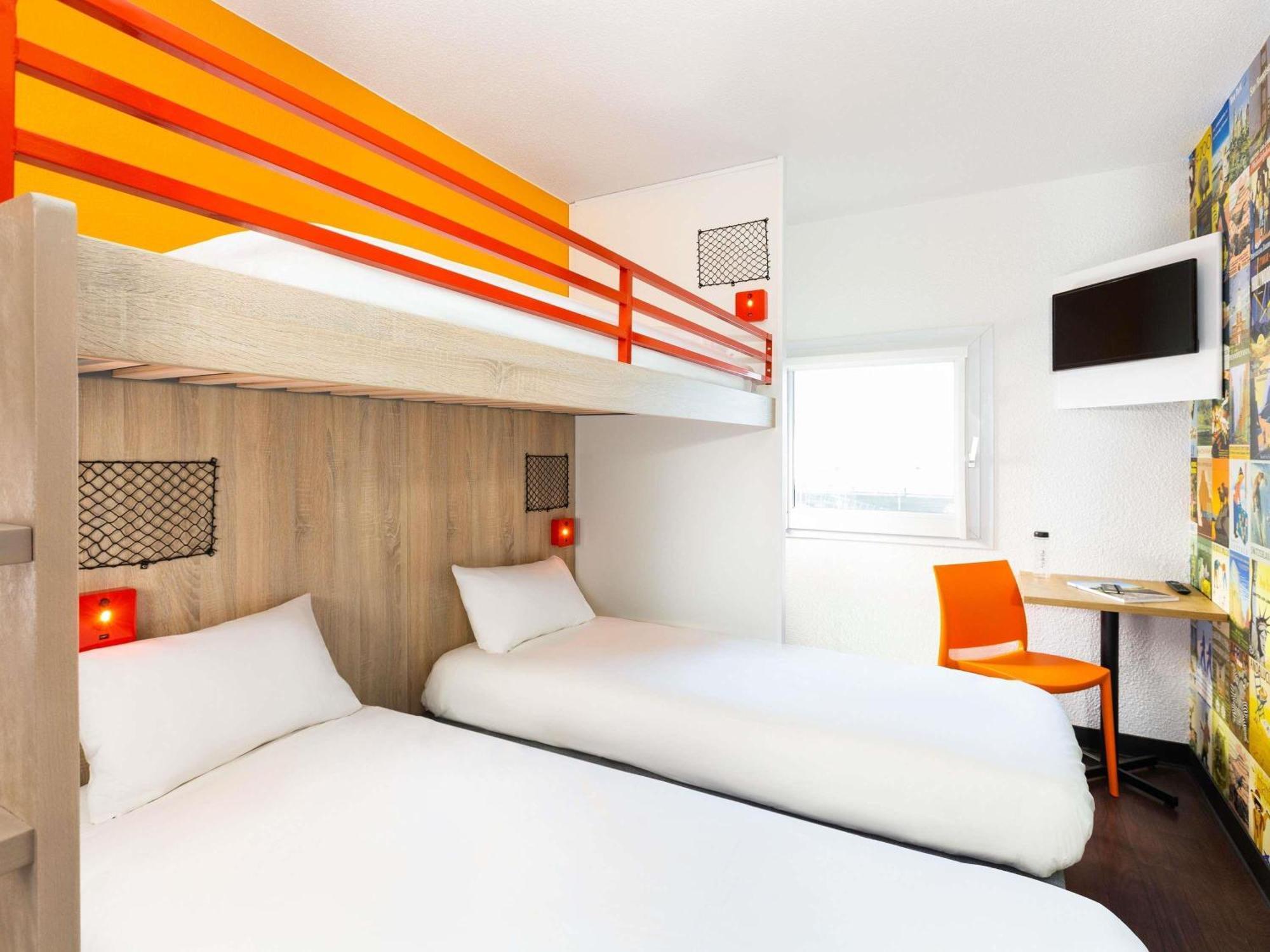 Room up to Three Travelers