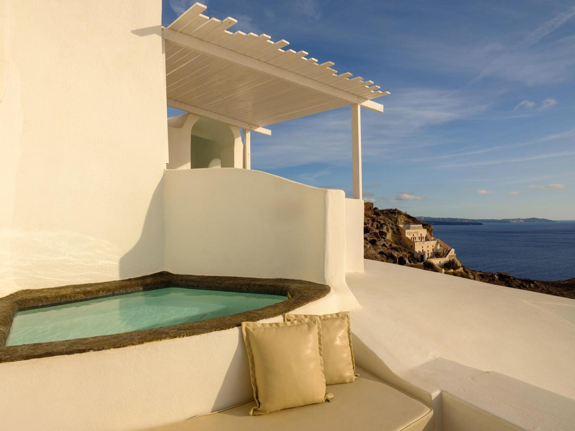 Superior Suite Private Whirlpool & Caldera View