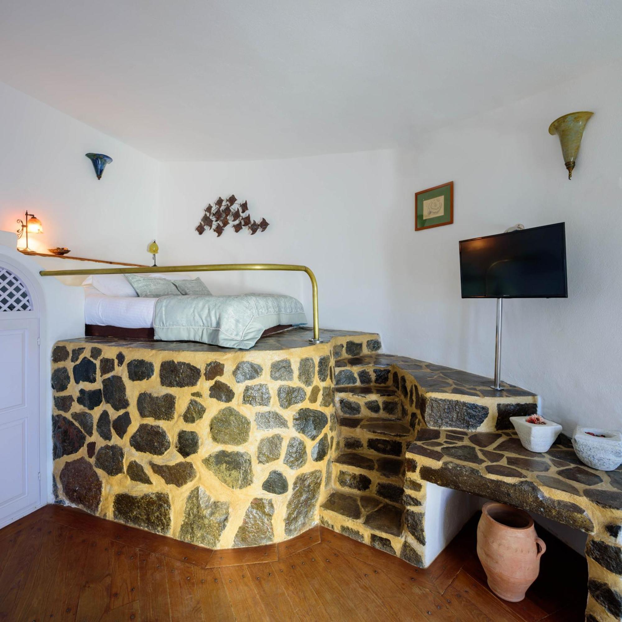 Superior Suite Private Whirlpool & Caldera View