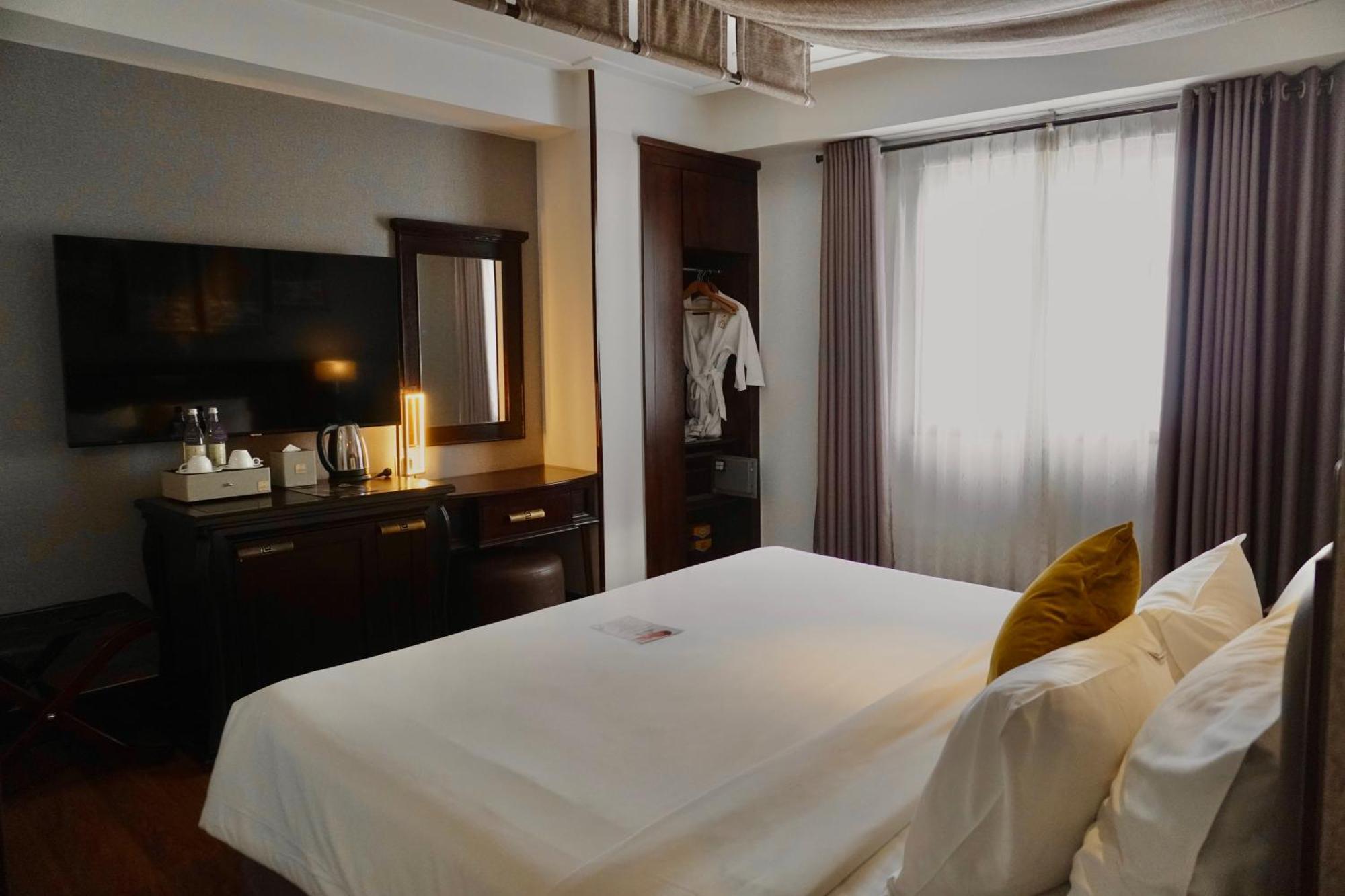 Deluxe Double Room Daily Minibar & 1 time Afternoon Tea