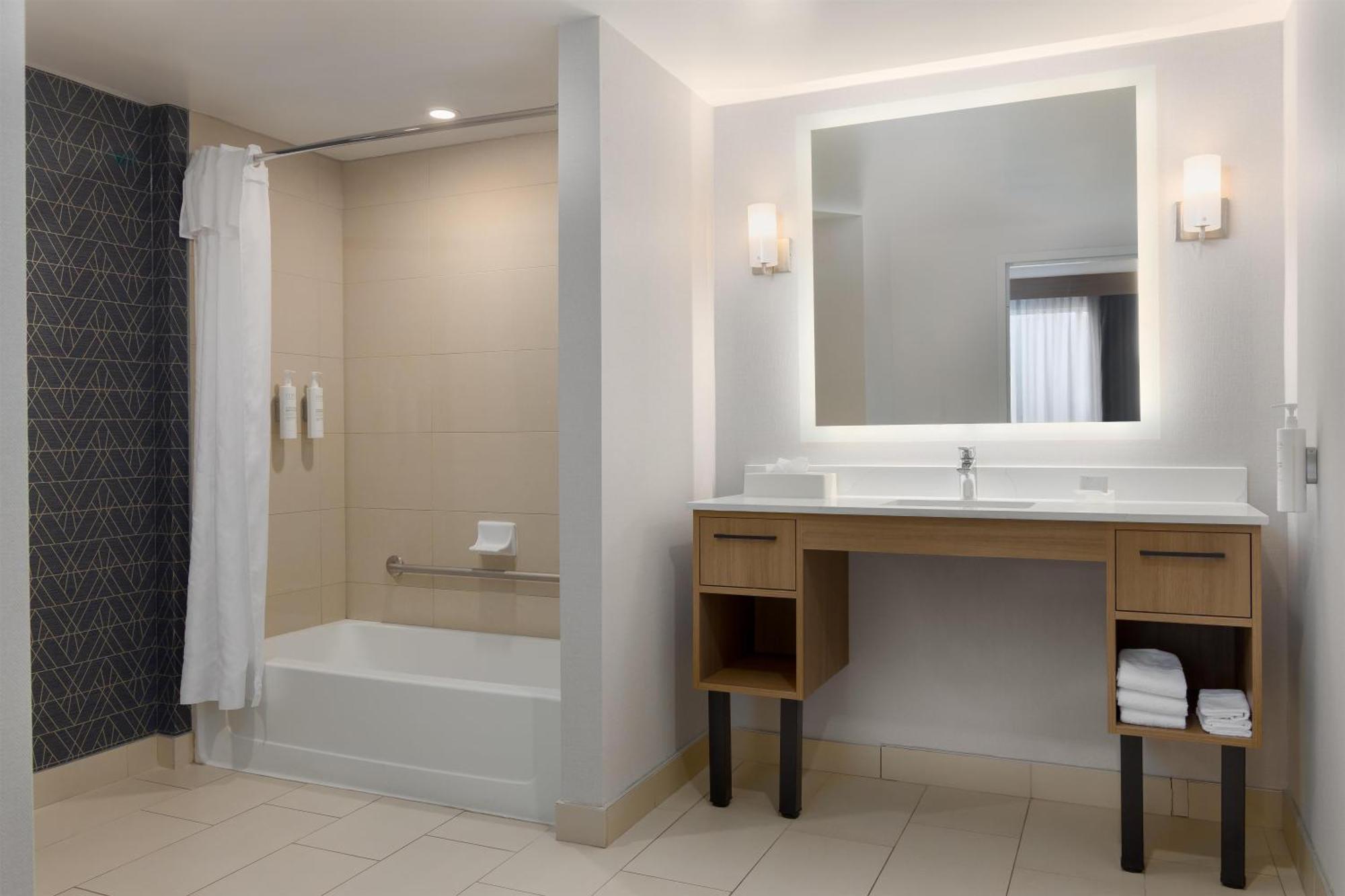 King Studio Suite Hearing Access or Non-Smoking