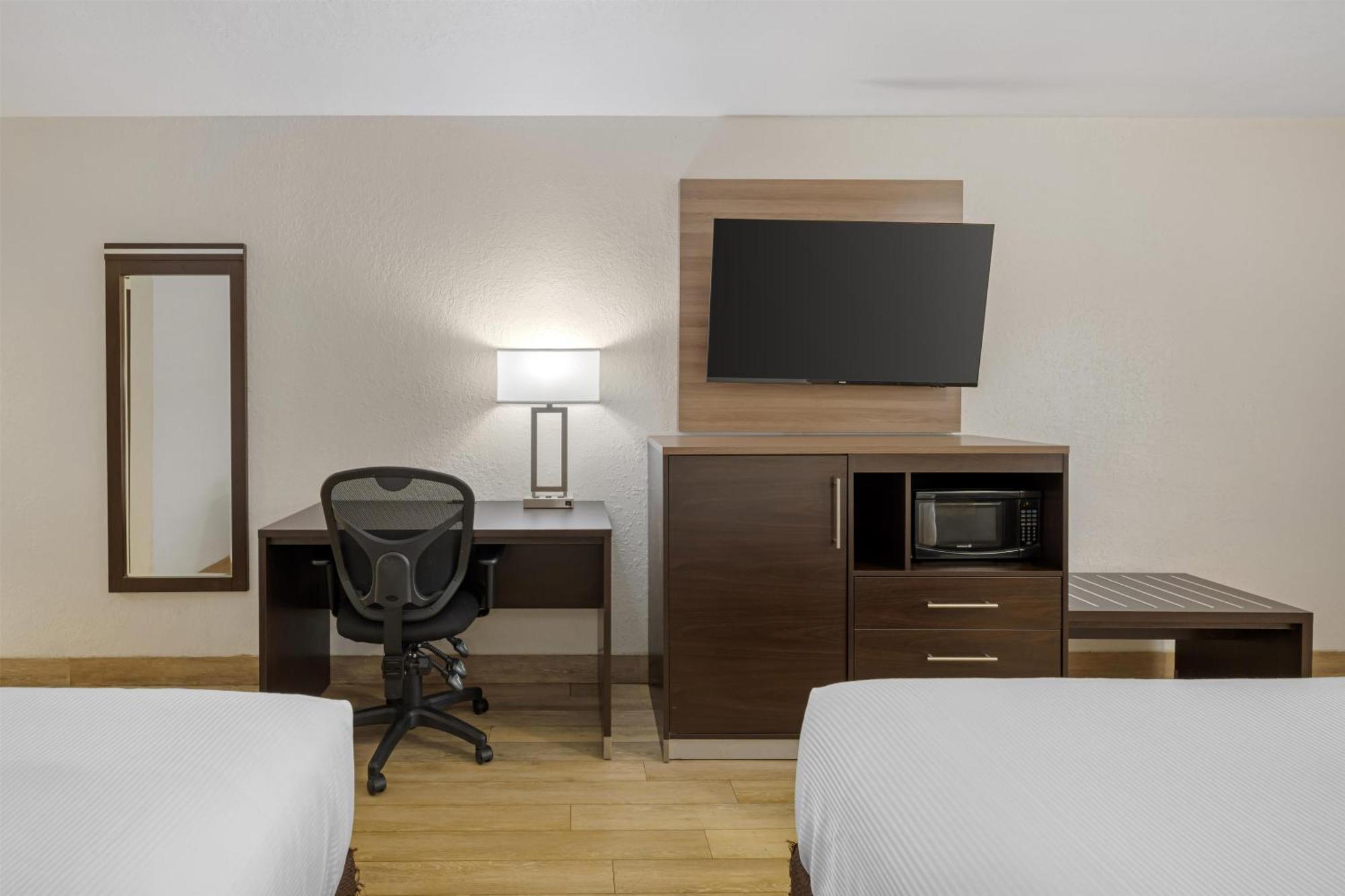 Queen Room Two Queen Beds Pet-friendly