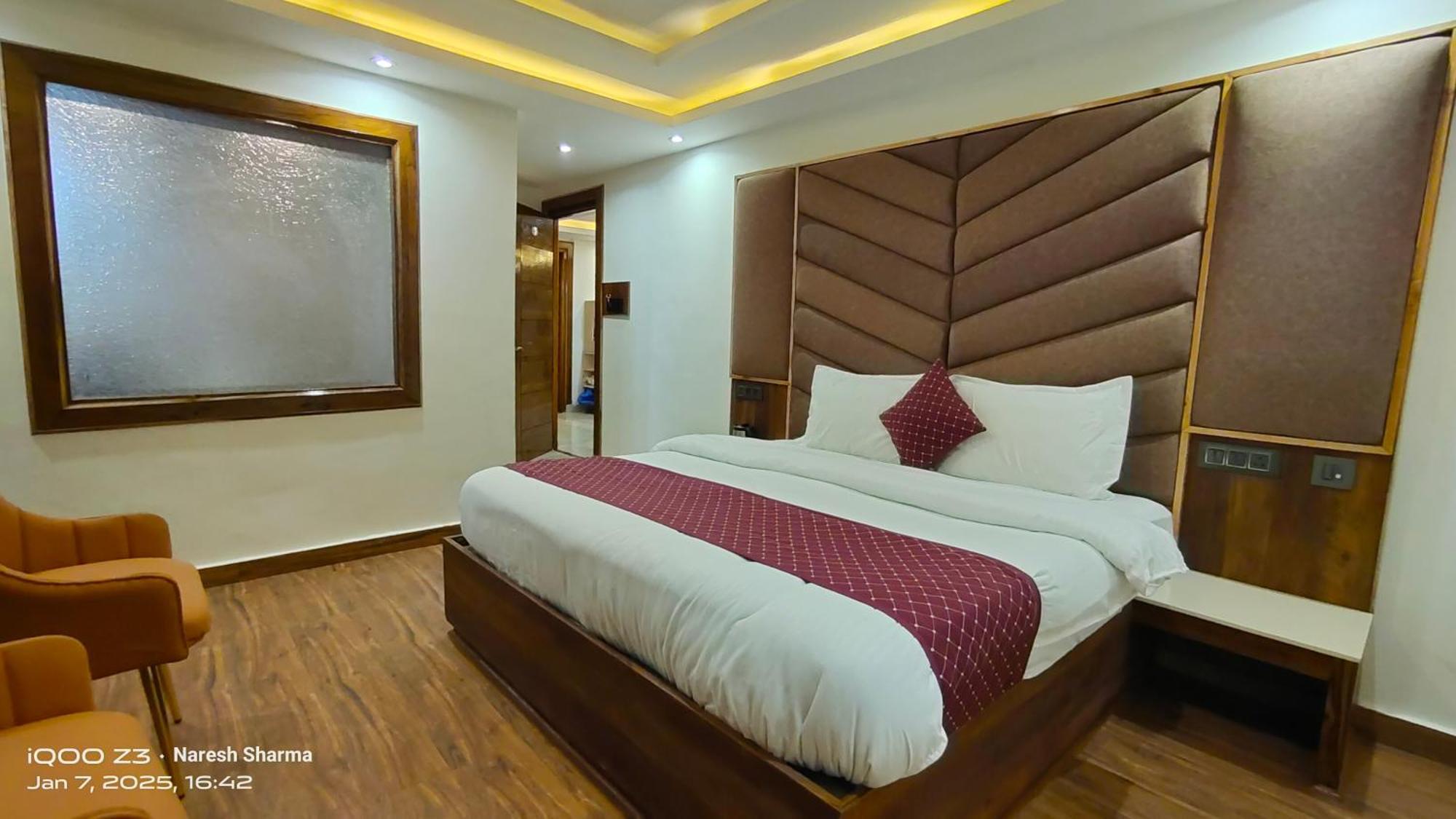 Deluxe Room,1743946790:JPEG