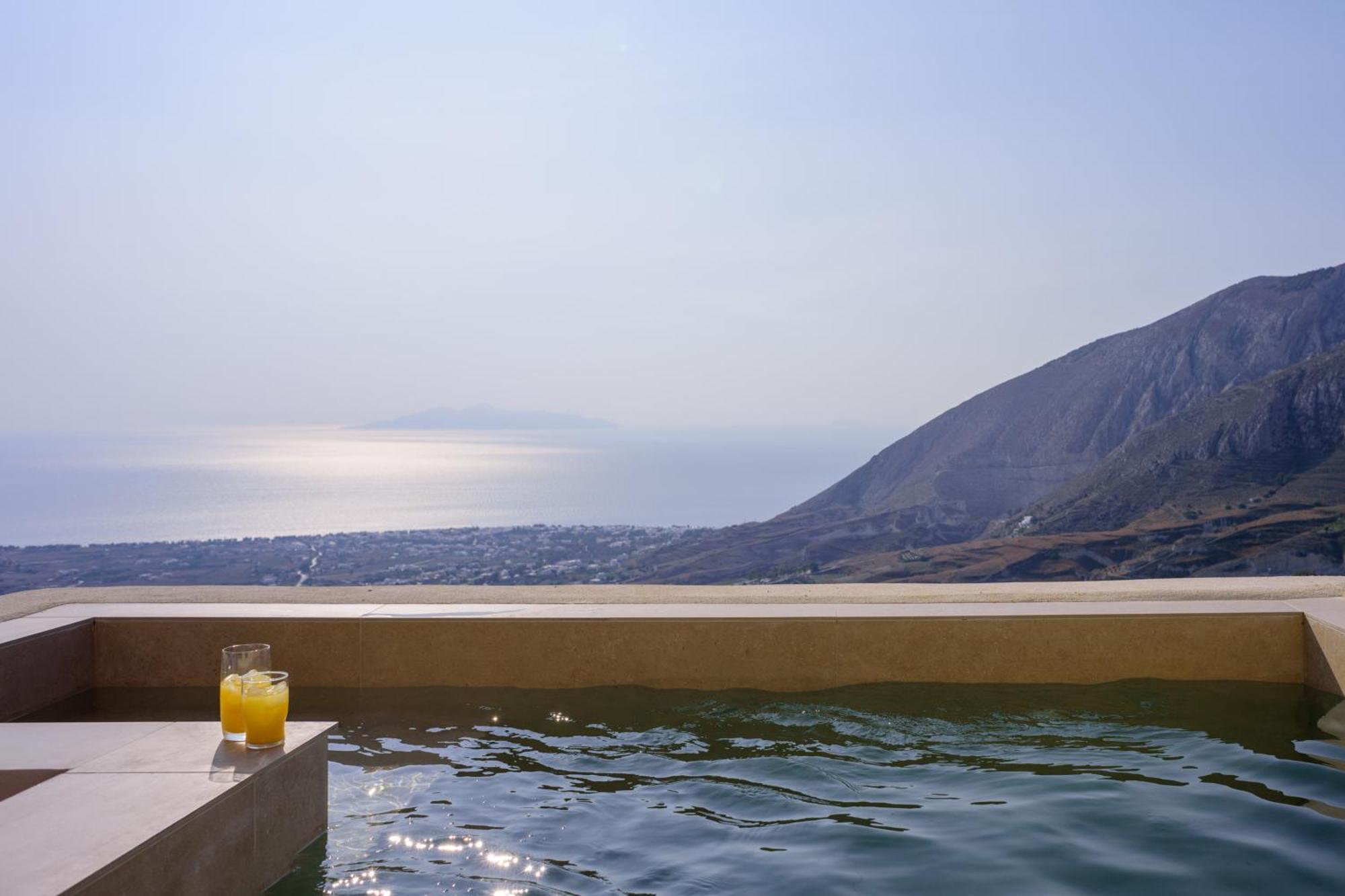 Superior Suite Heated Jacuzzi Sea View