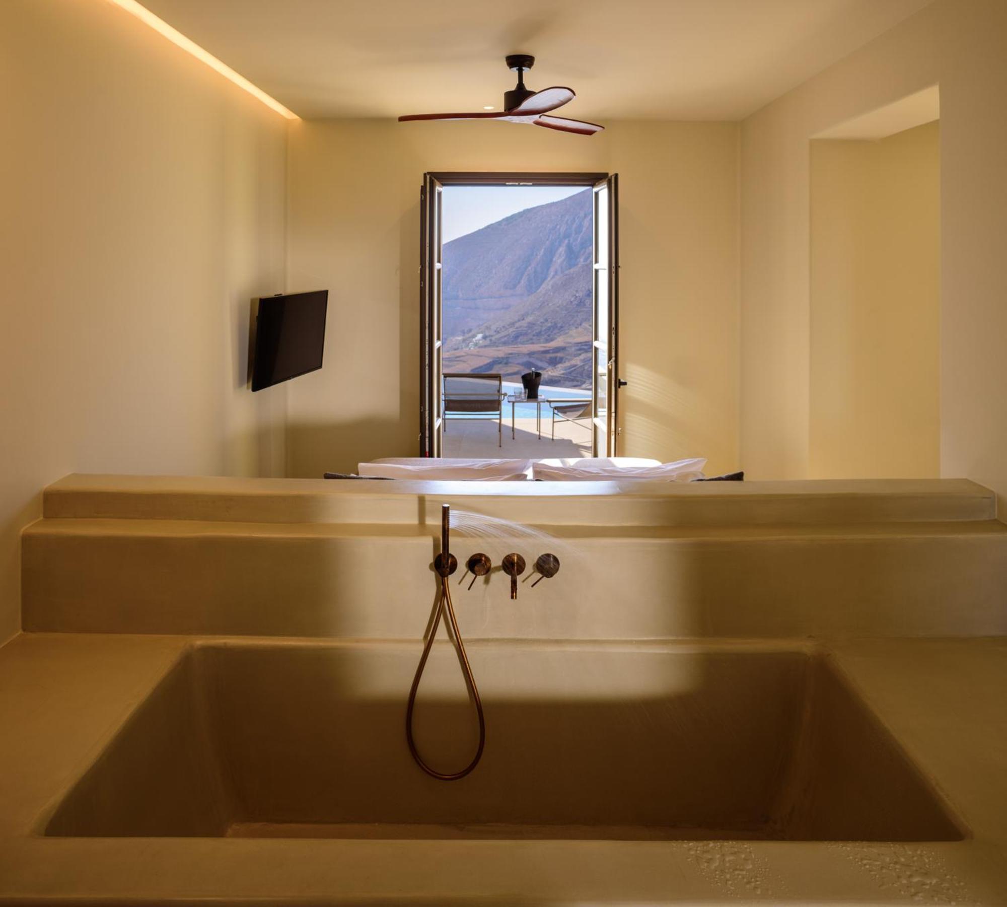 Senior Suite Heated Pool Sea View