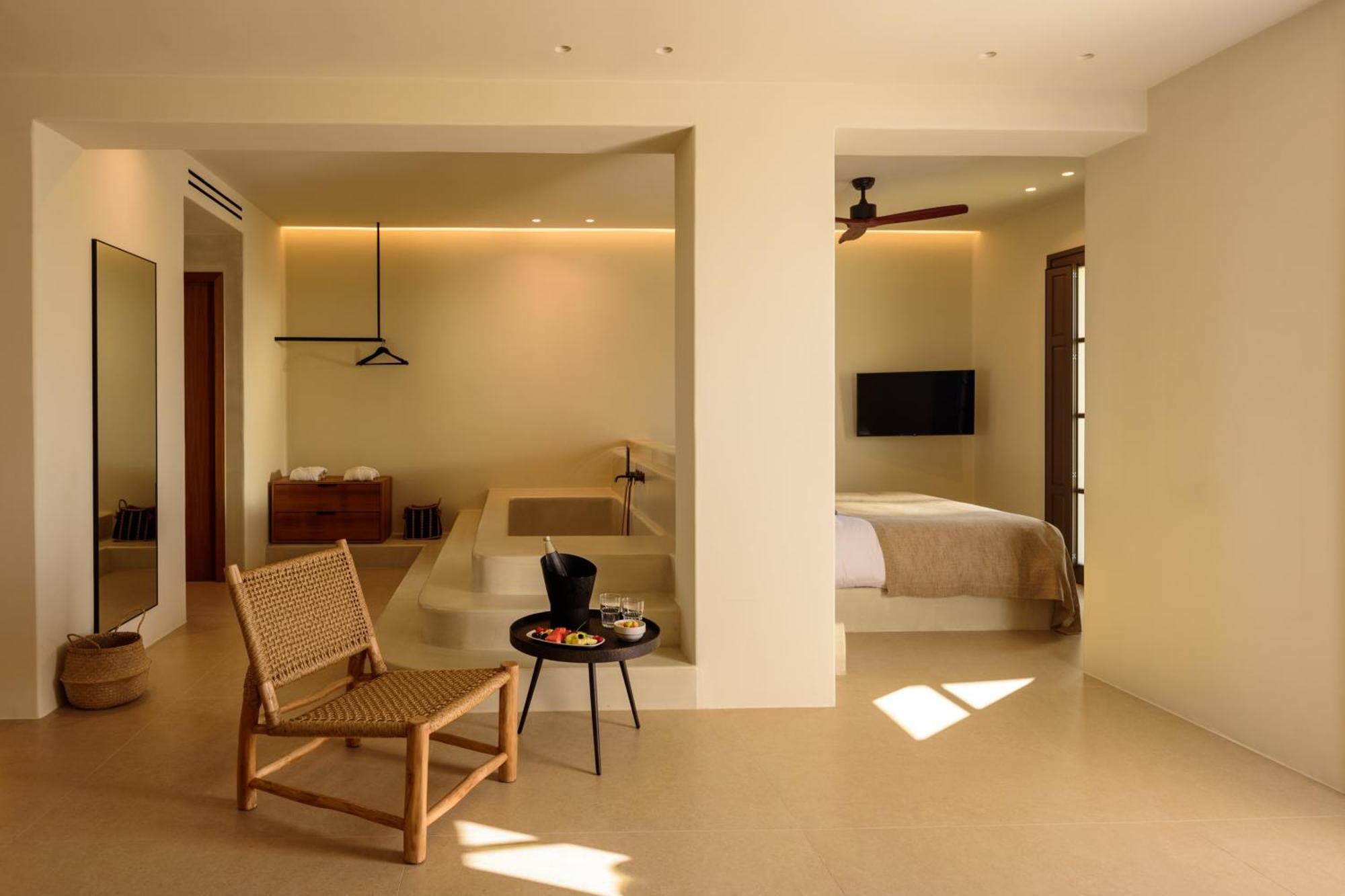 Senior Suite Heated Pool Sea View