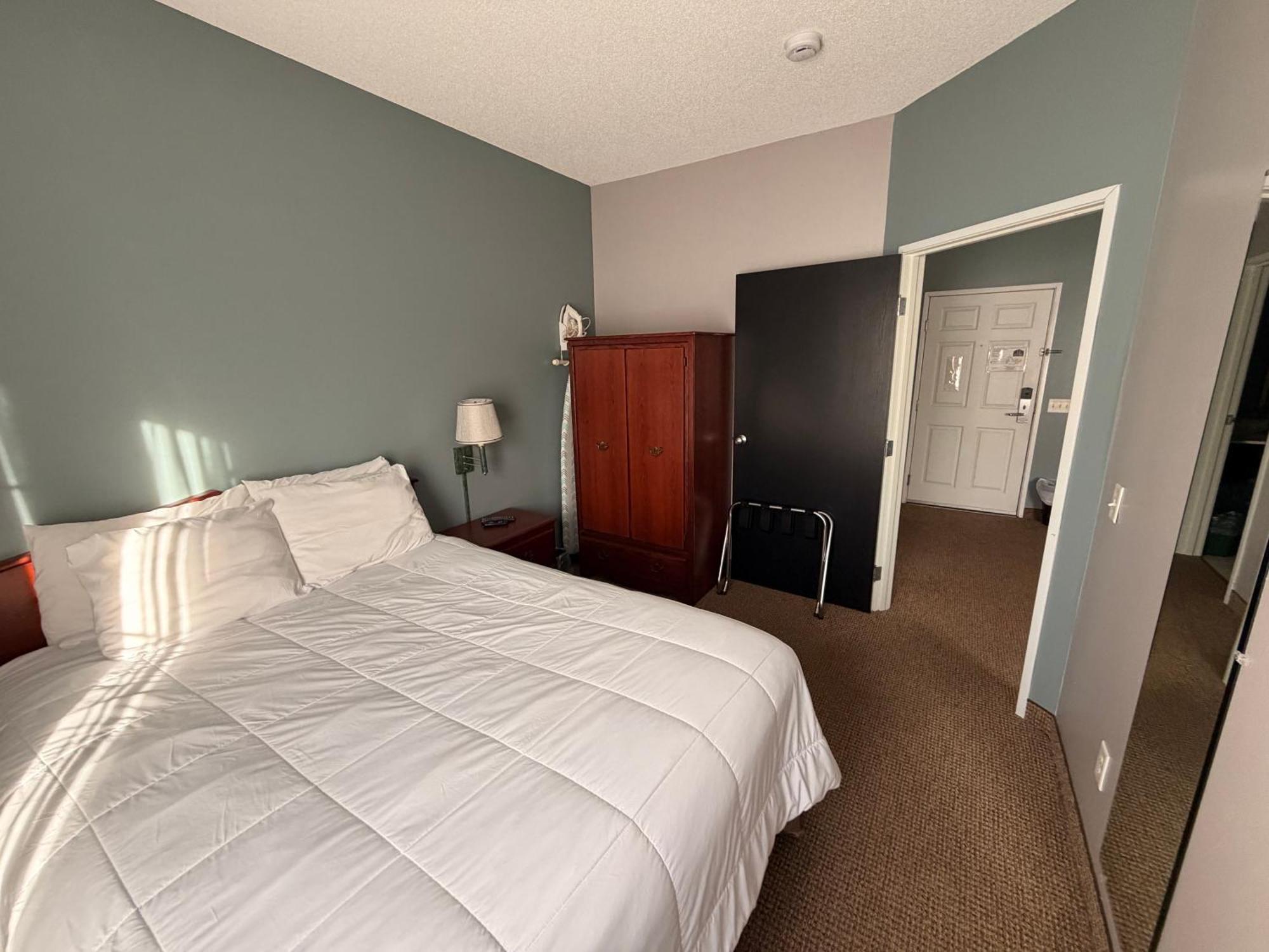 One-Bedroom Queen Suite with Sofa Bed,1756448934:JPEG