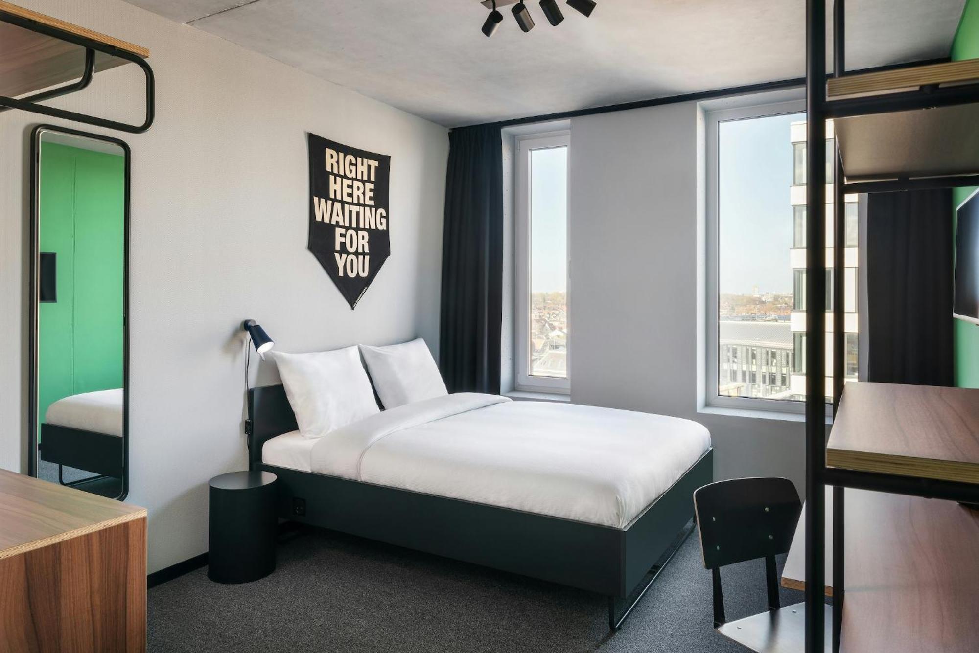 Superior Queen Room,1756751658:JPEG