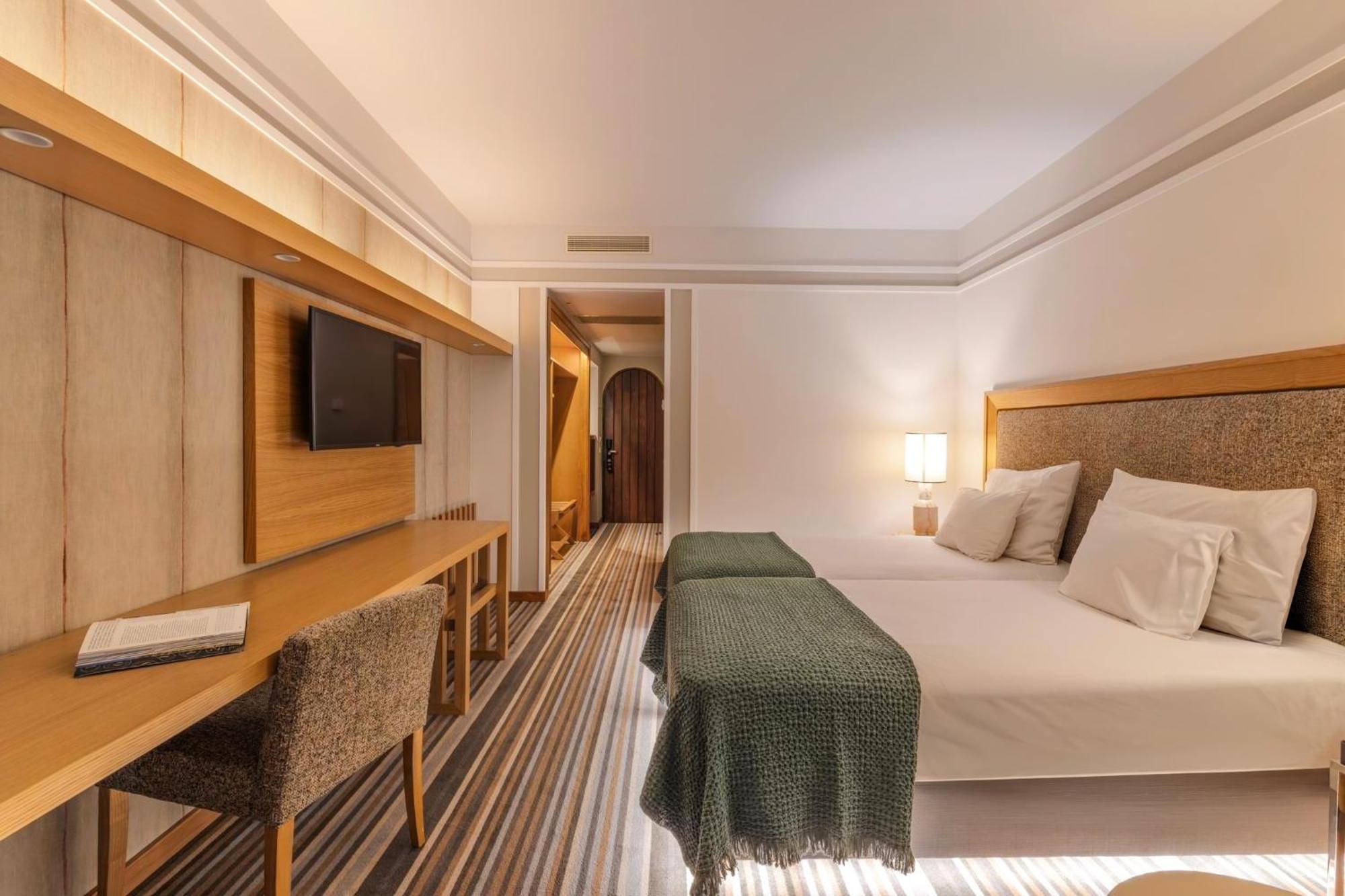 Quarto Superior com 2 Camas de Solteiro e Vista do Mar