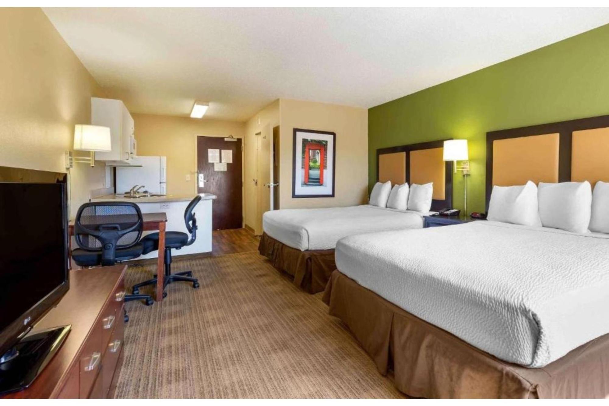 2 Queen Beds | Mobil Access Tub Nsmk Kitchen