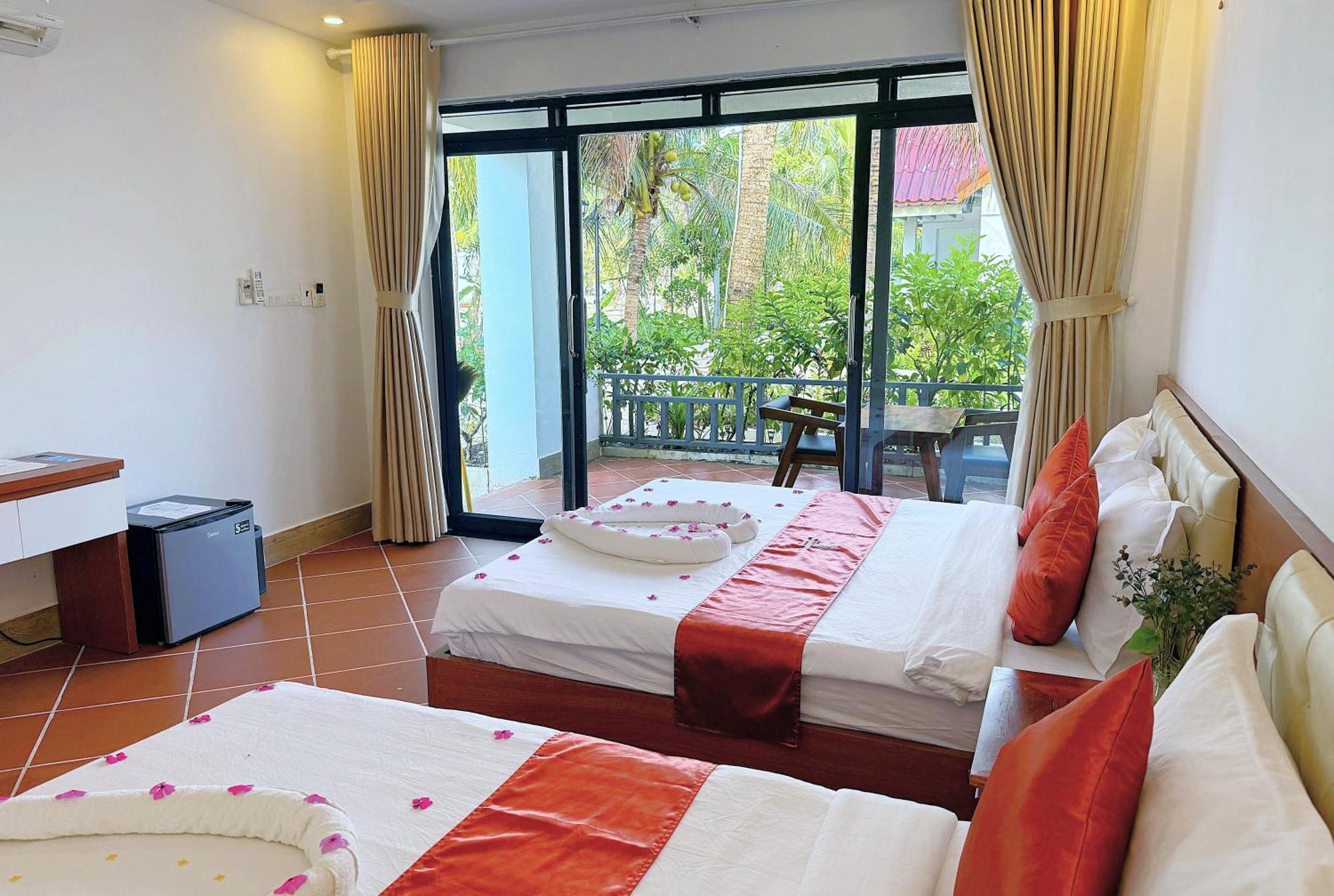 Queen Room Garden View