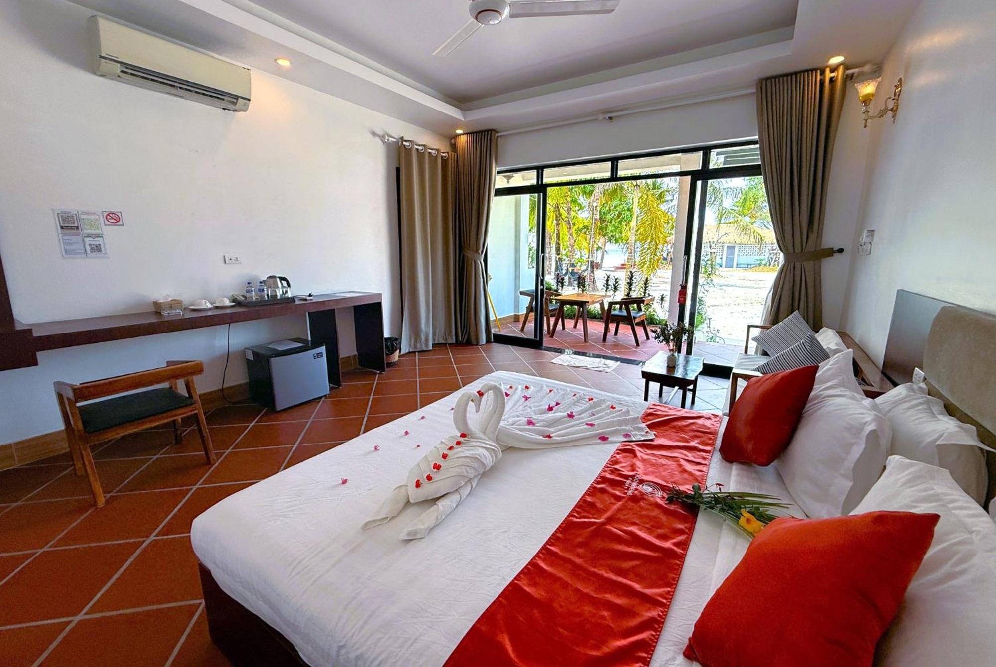 King Room Partial Sea View