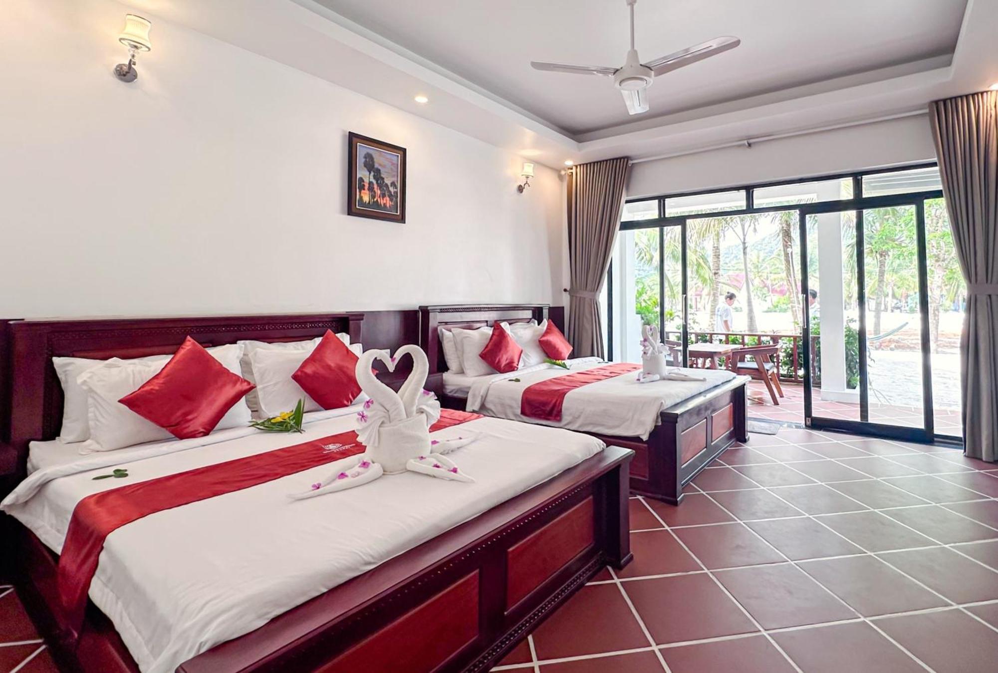 Queen Room Partial Sea View
