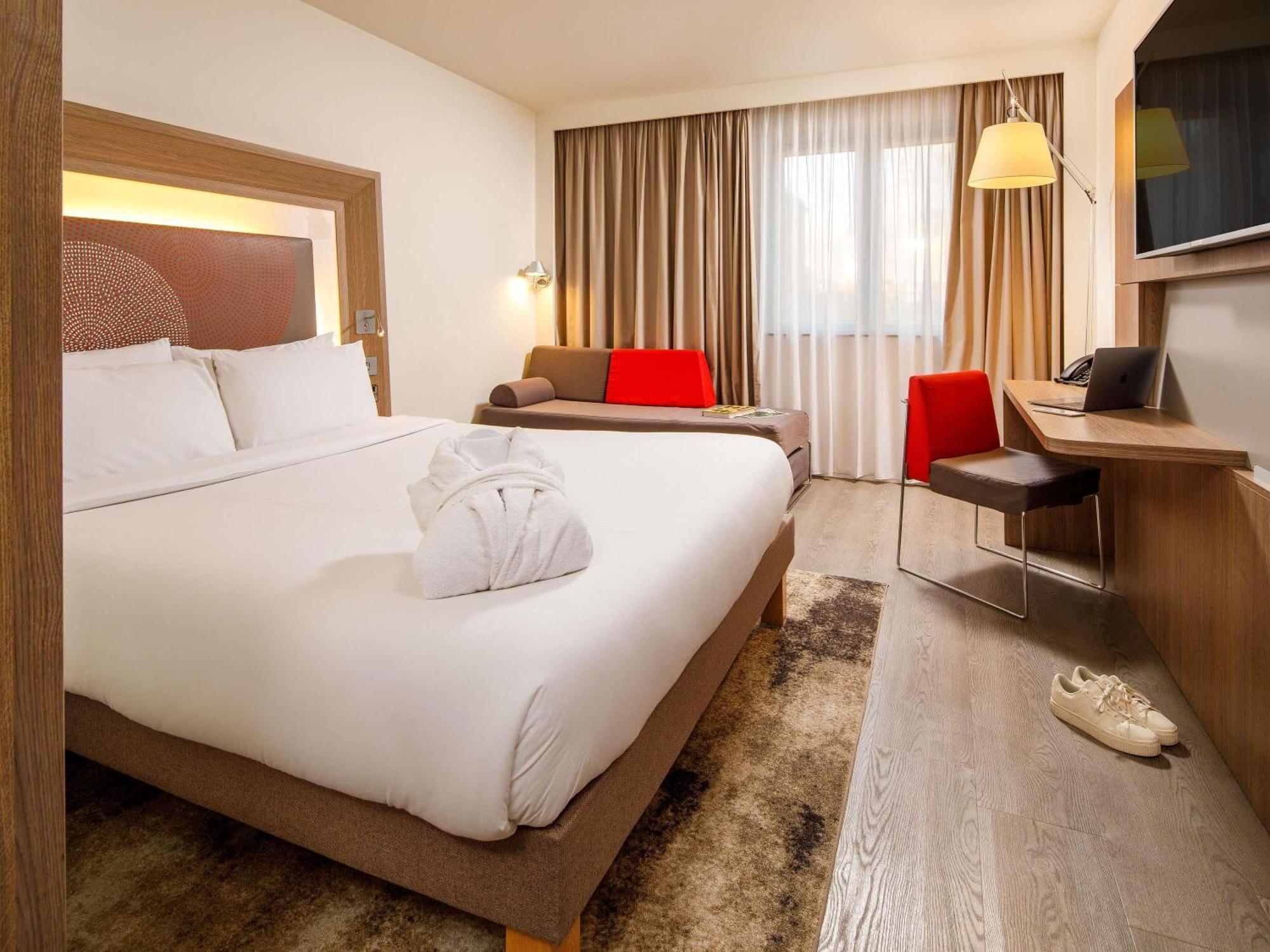 Executive Queen Room One Queen Bed One Double Sofa Bed,1770439476:JPEG