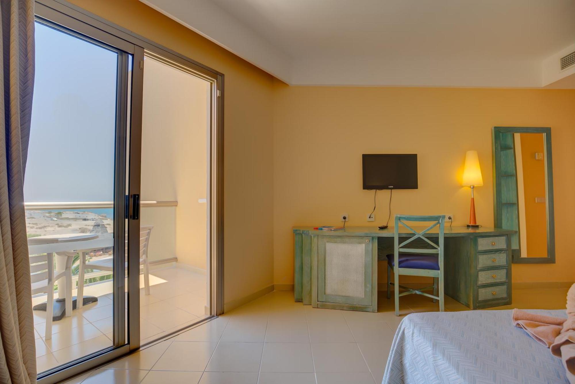 Chambre Double - Vue Latérale sur Mer (2 Adultes + 1 Enfant)