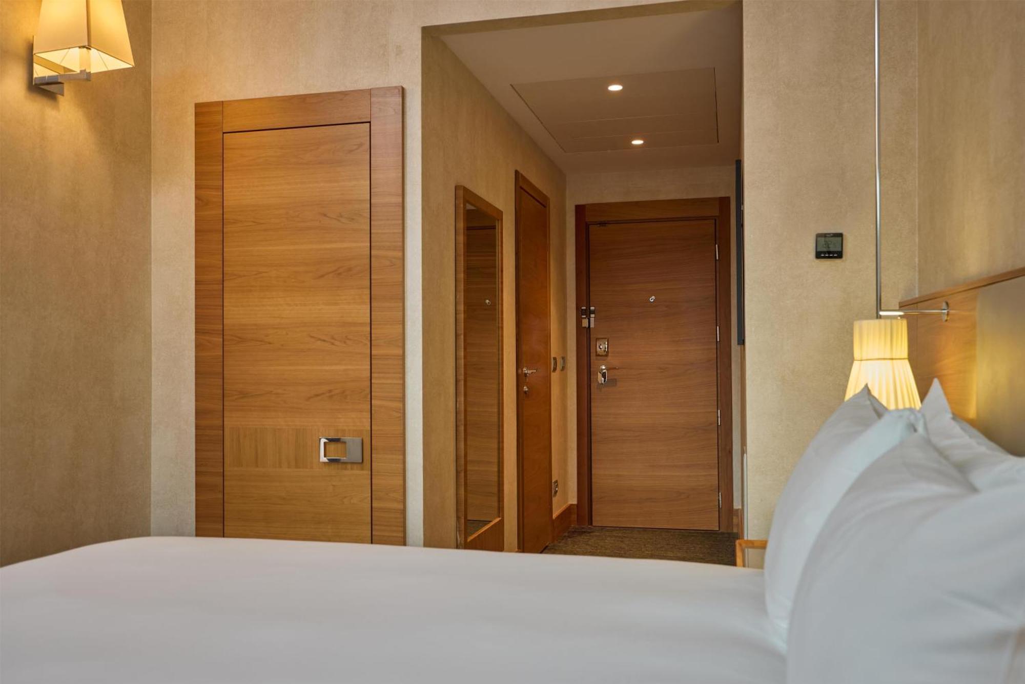 Habitación con cama grande