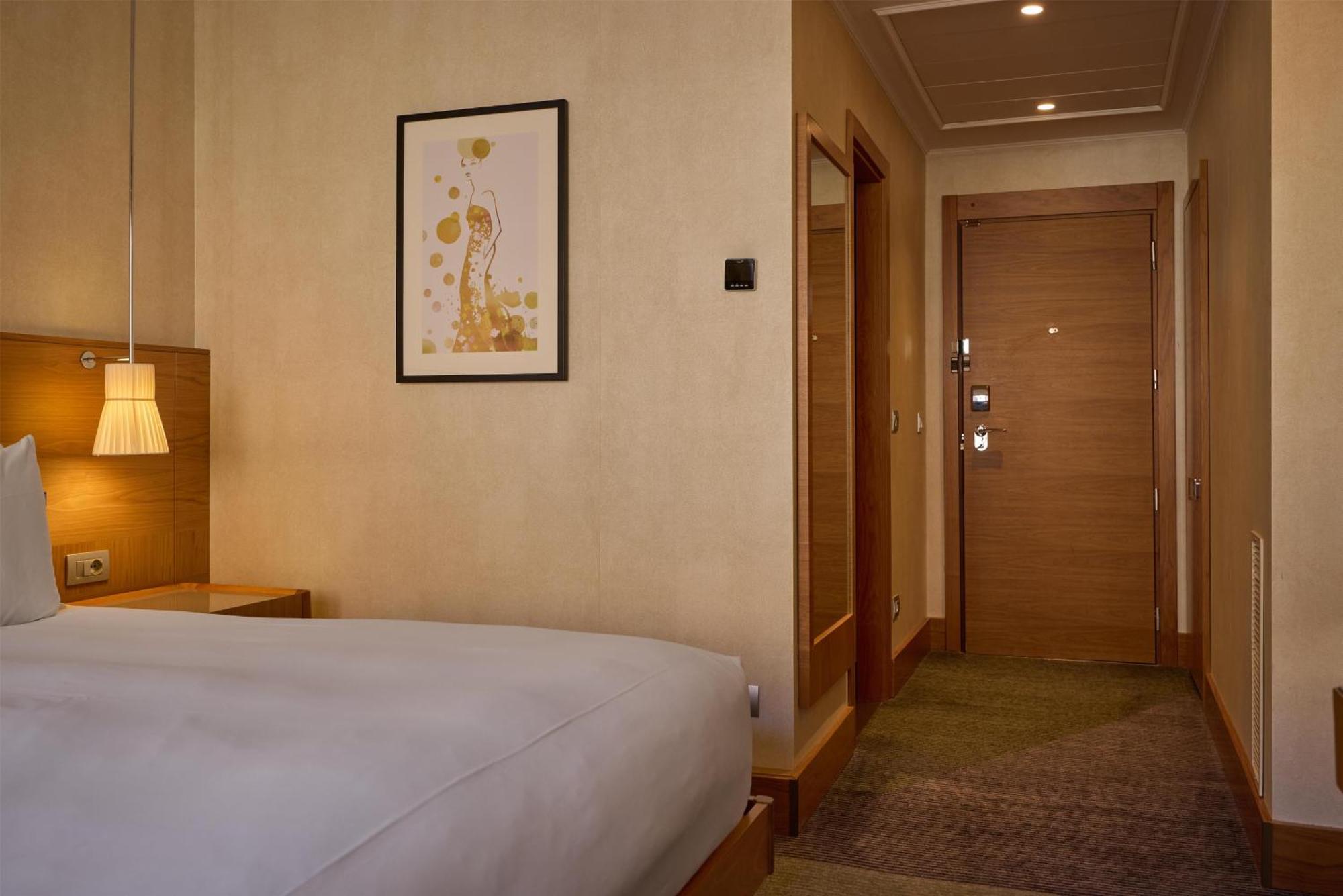 King Guest Room,1765807416:JPEG