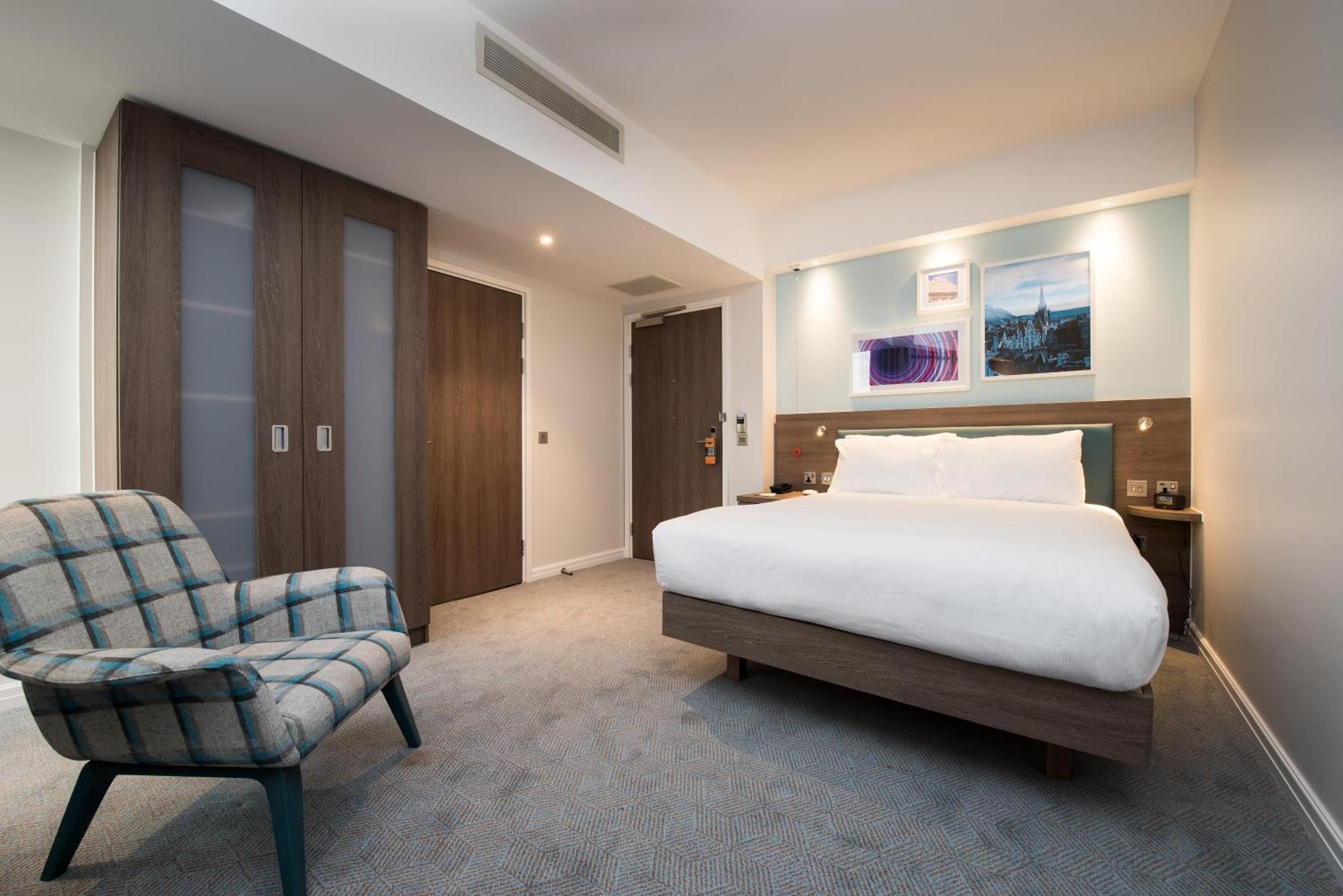 Queen Room Accessible