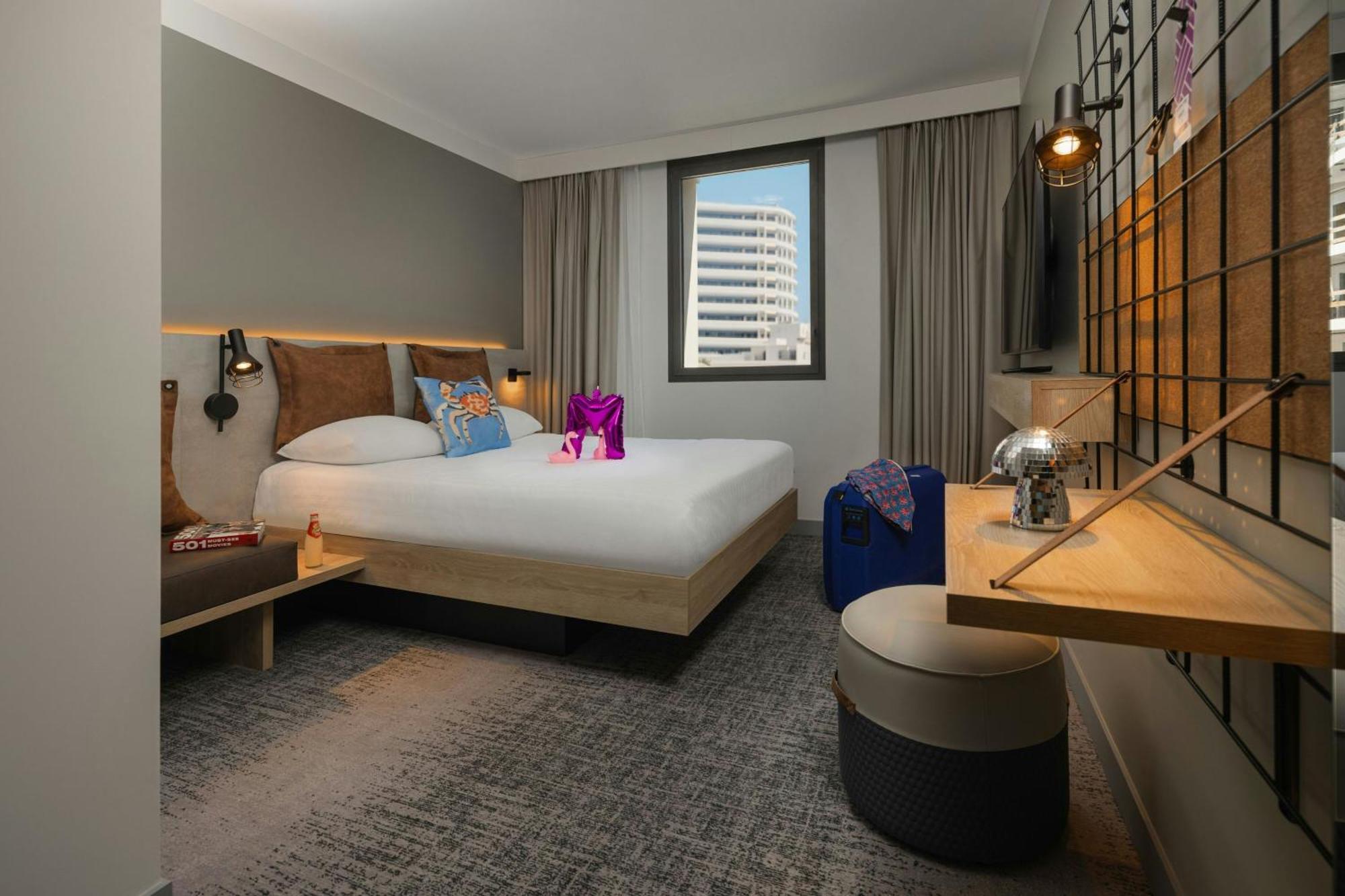 Moxy Queen Room