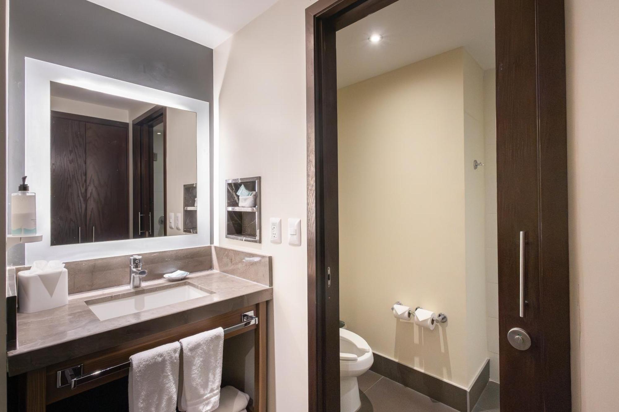 Habitación con cama grande